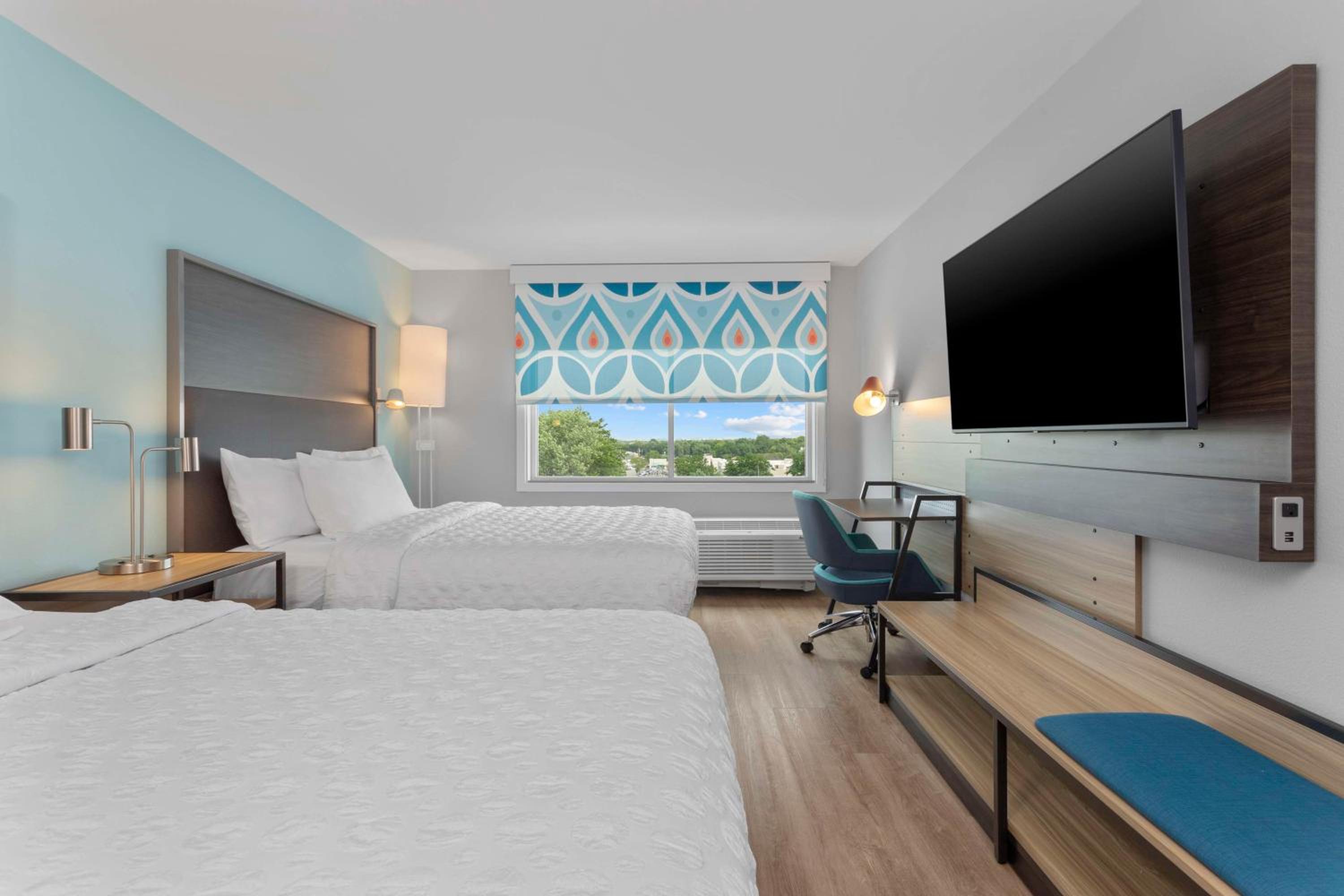 Queen Room with Two Queen Beds and Walk-In Shower - Photo 5