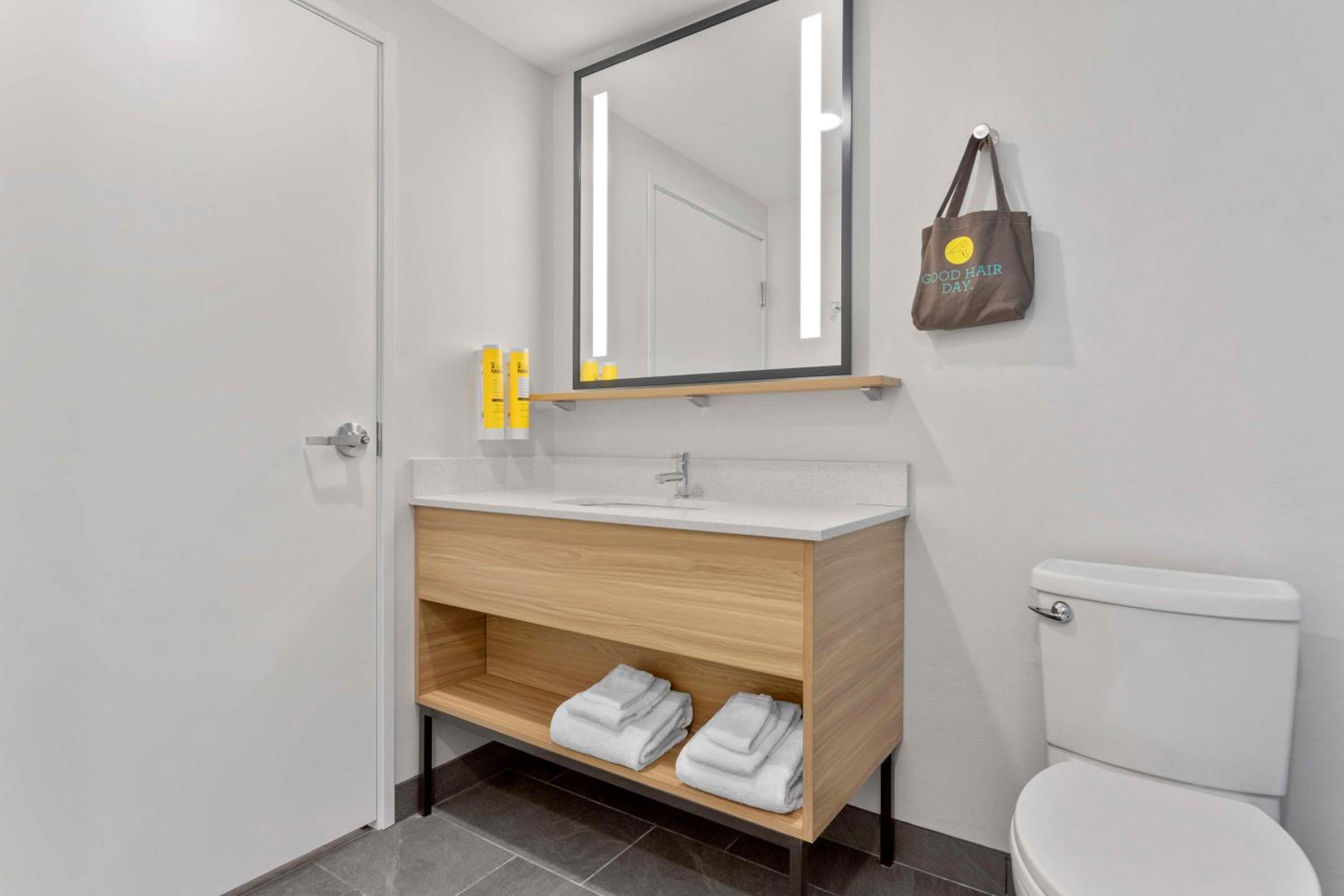 King Room with Walk-In Shower - Photo 4