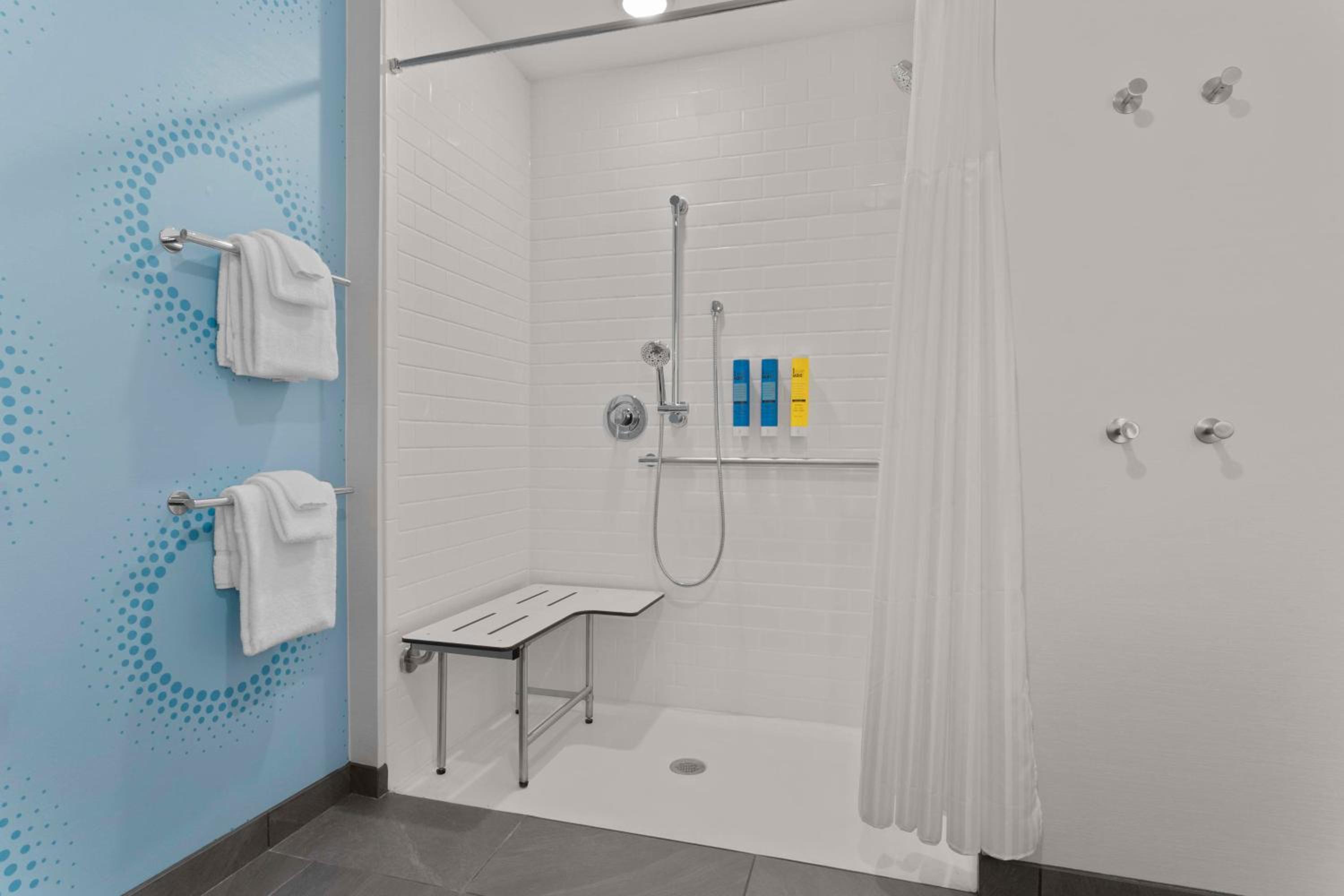 King Room with Roll-In Shower - Mobility Access - Photo 3