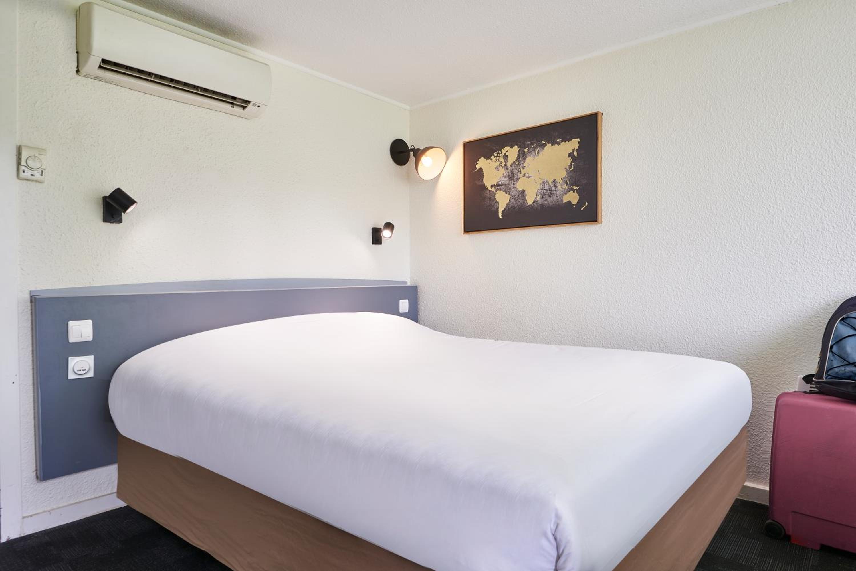 Standard Room - 1 Double Bed 2 Single Beds - Photo 1