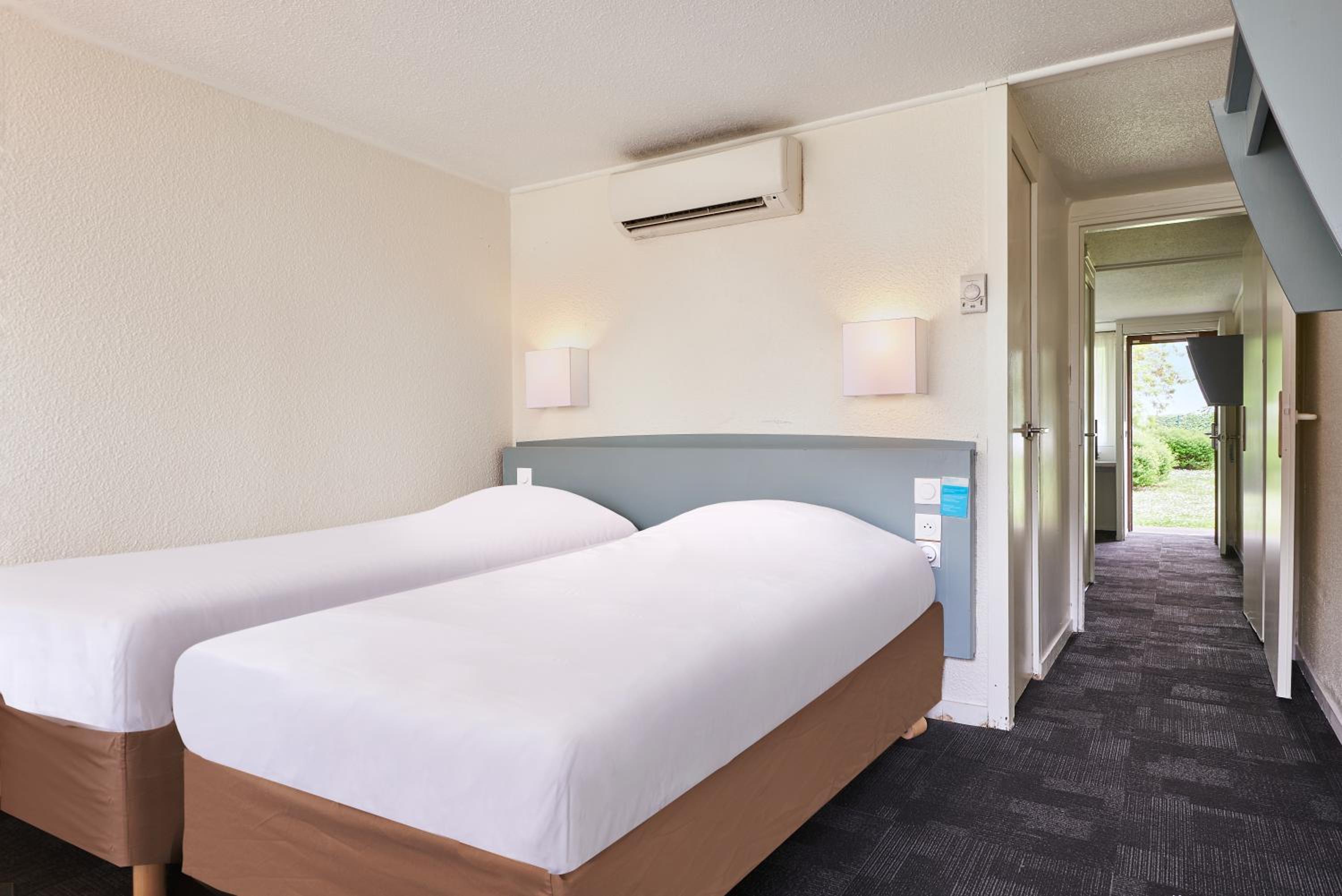 Standard Room - 1 Double Bed 2 Single Beds - Photo 2