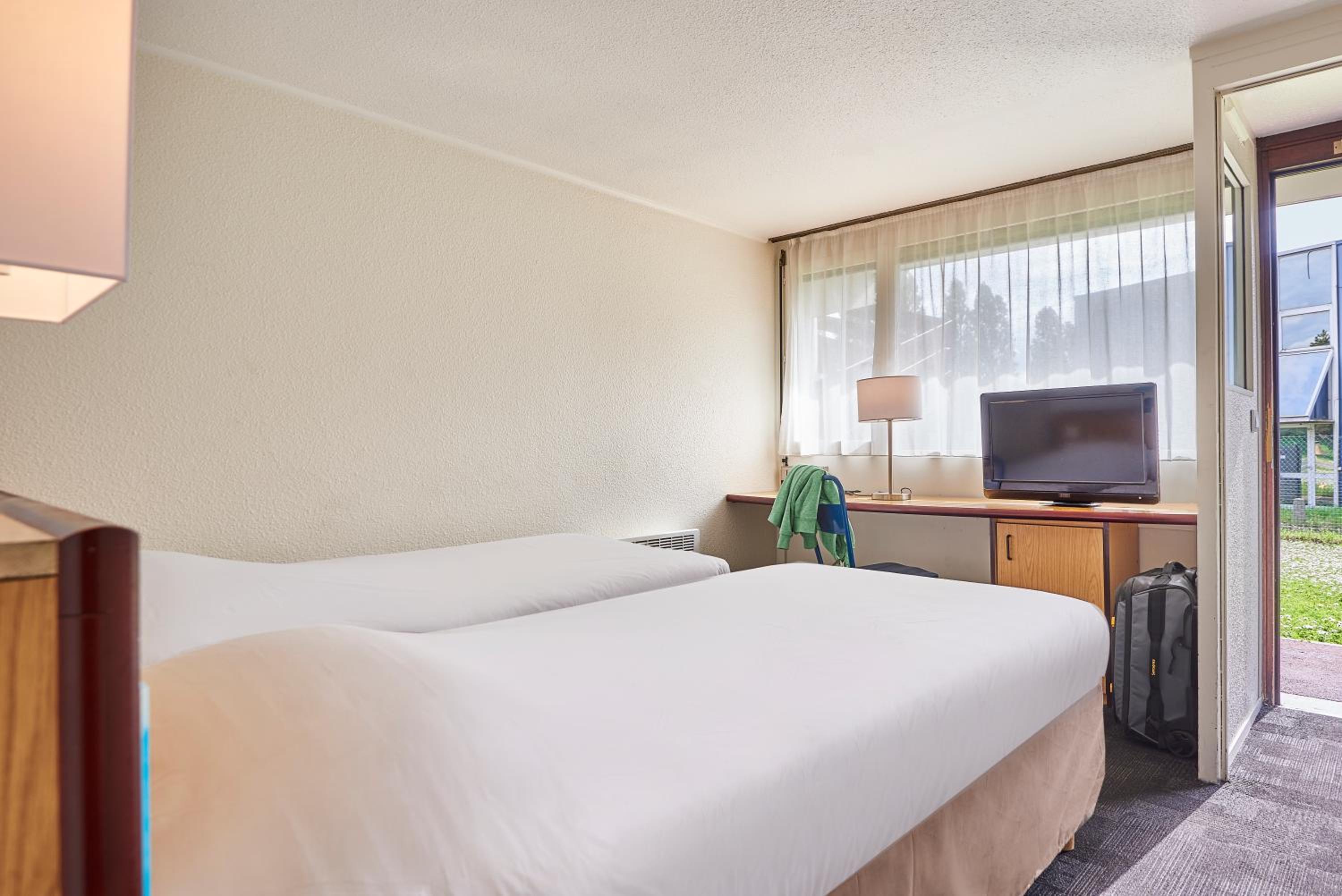 Standard Room - 1 Double Bed 2 Single Beds - Photo 3