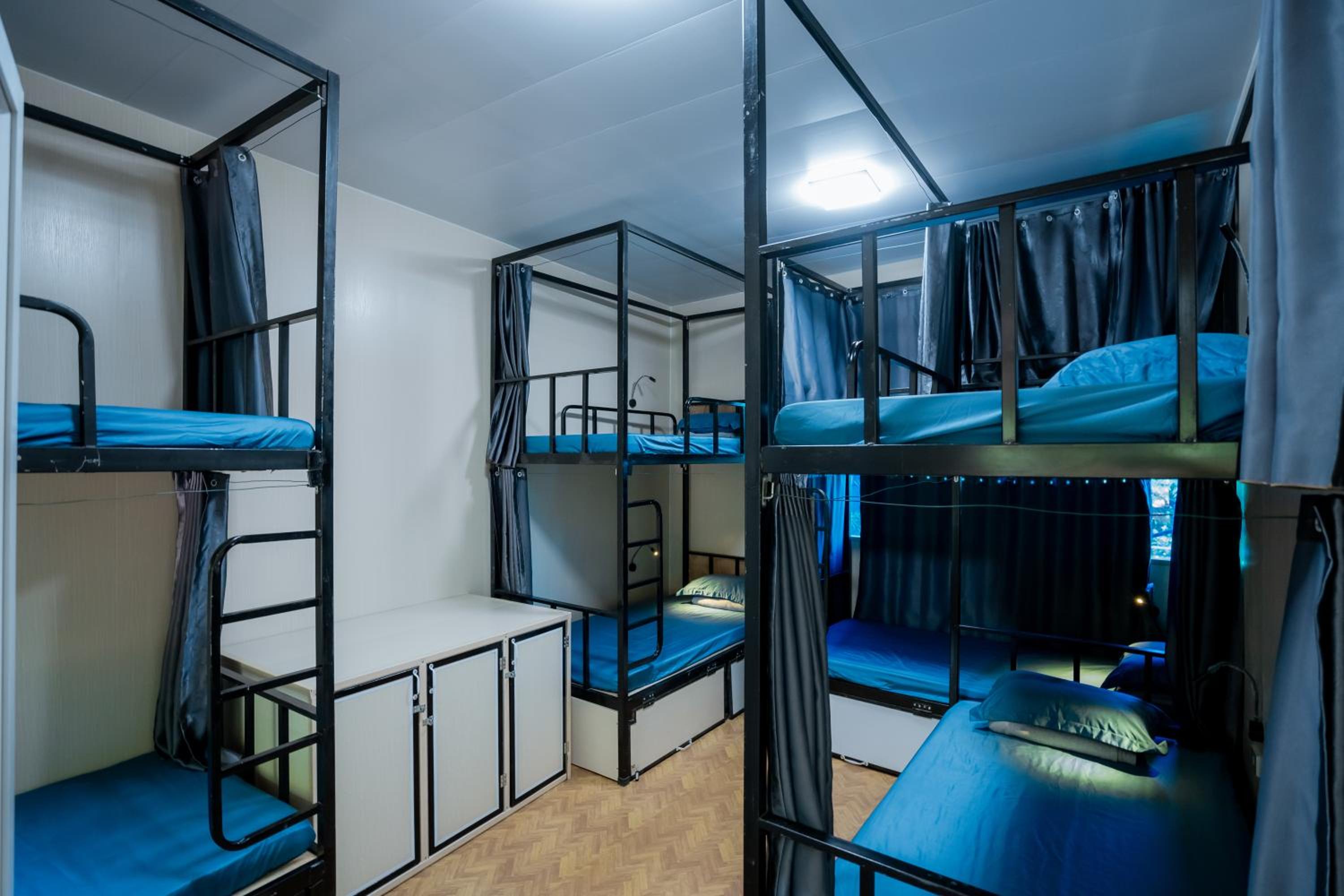 8-Bed Mixed Dormitory Room photo 3