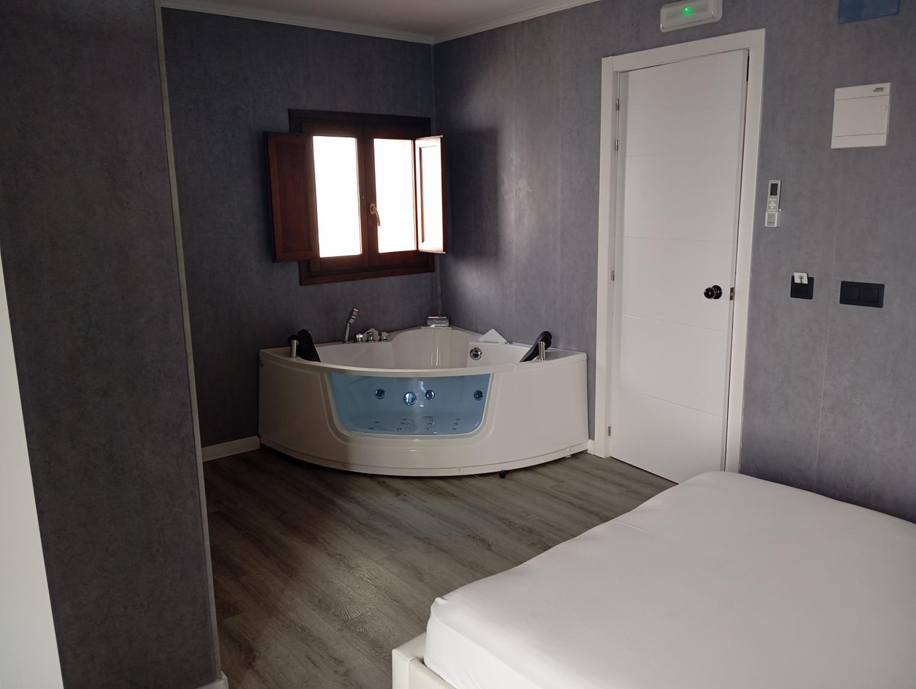 Queen Room with Spa Bath photo 2