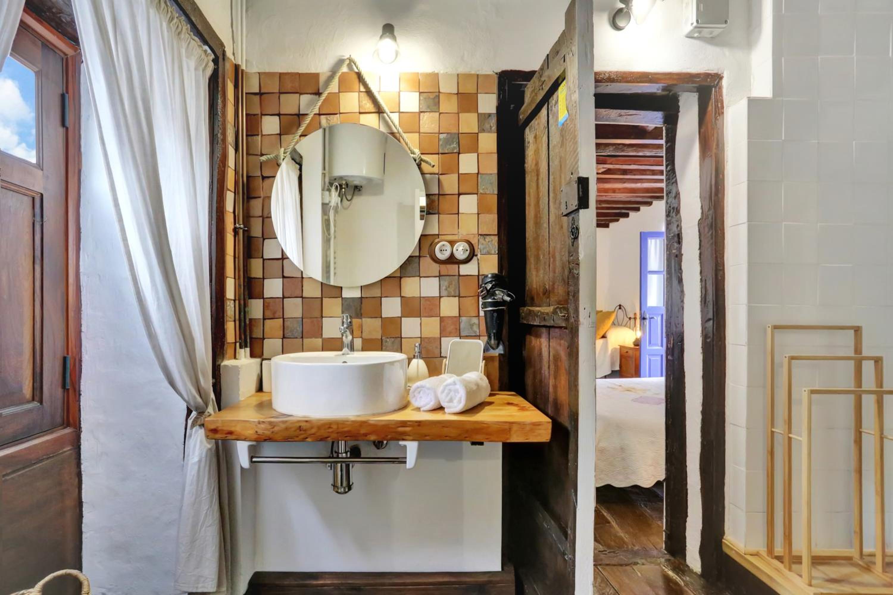 Quadruple Room with Private Bathroom thumbnail 5