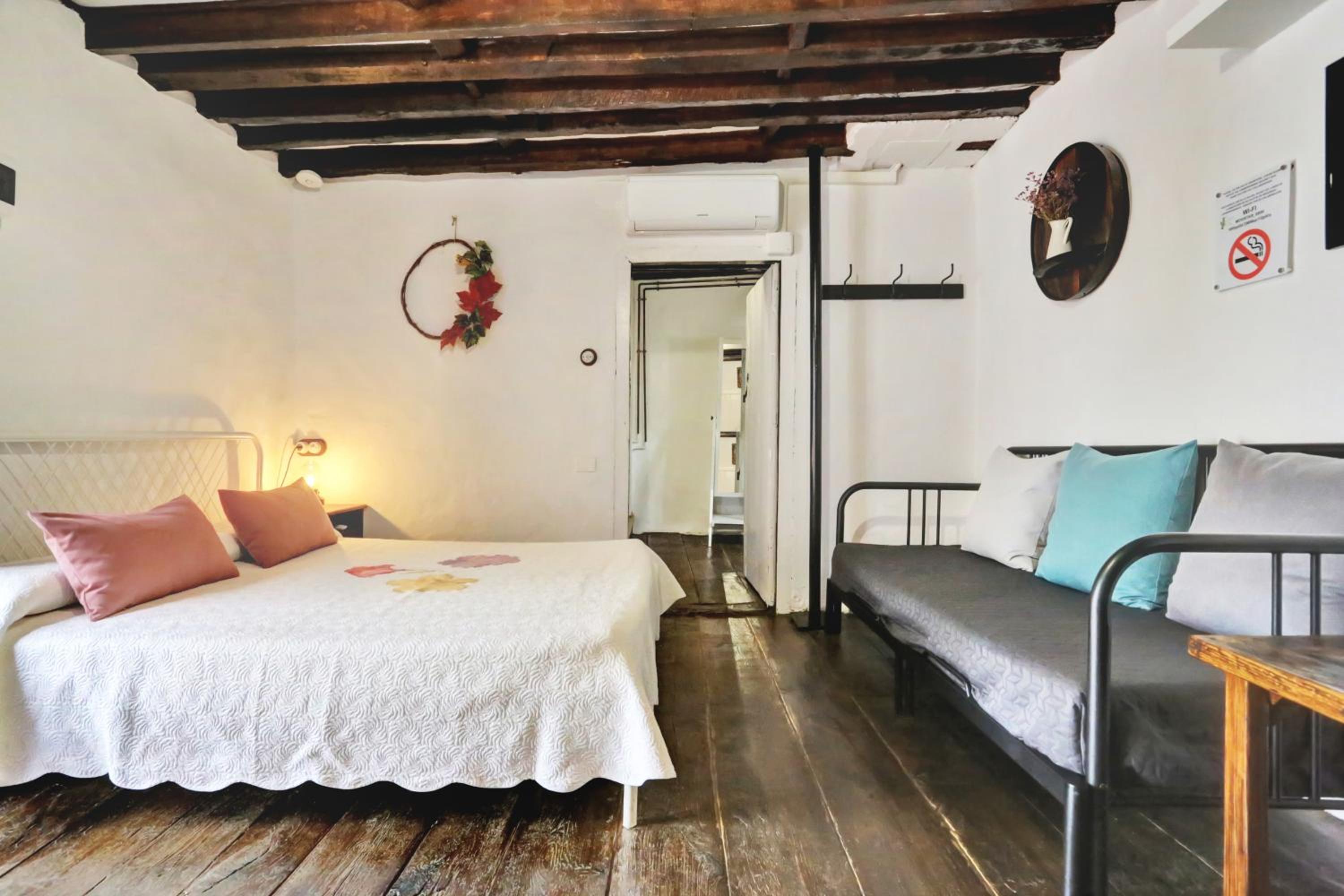 Quadruple Room with Private Bathroom - Photo 9