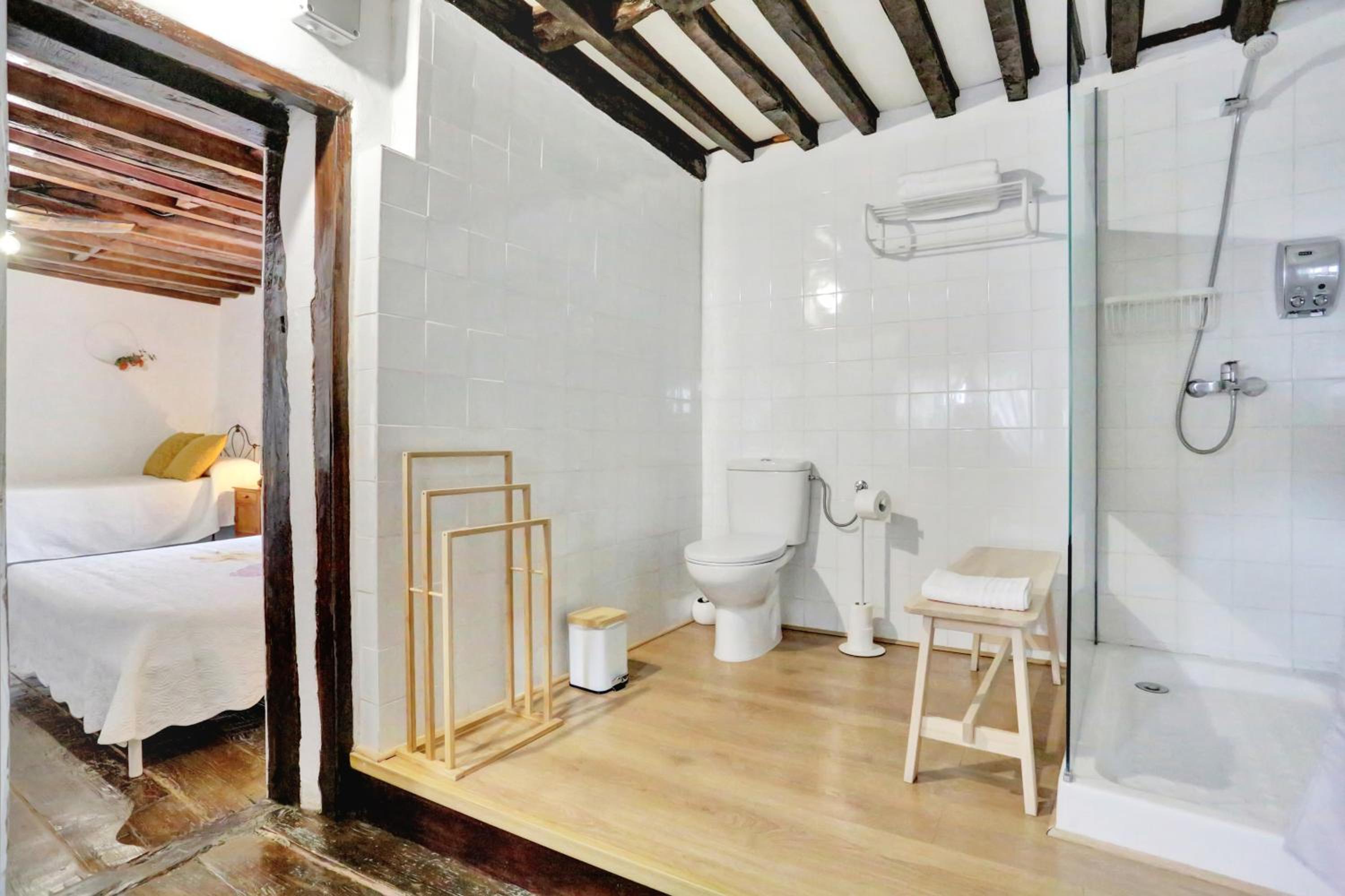 Quadruple Room with Private Bathroom - Photo 7