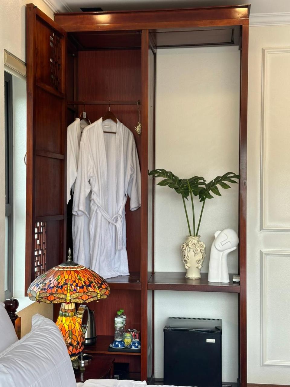 Deluxe Double Room with Balcony - Photo 8