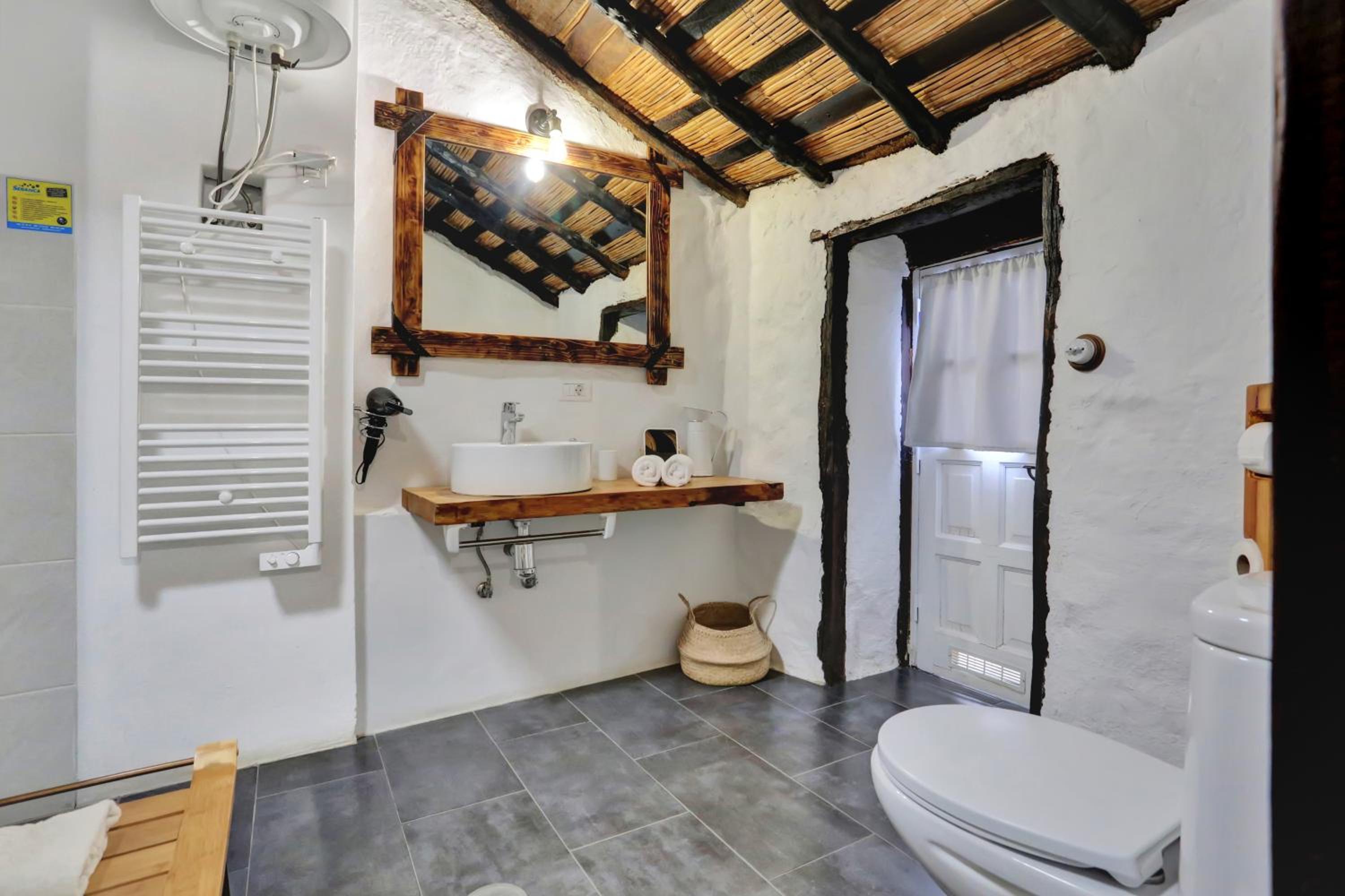 Basic Triple Room with Shared Bathroom