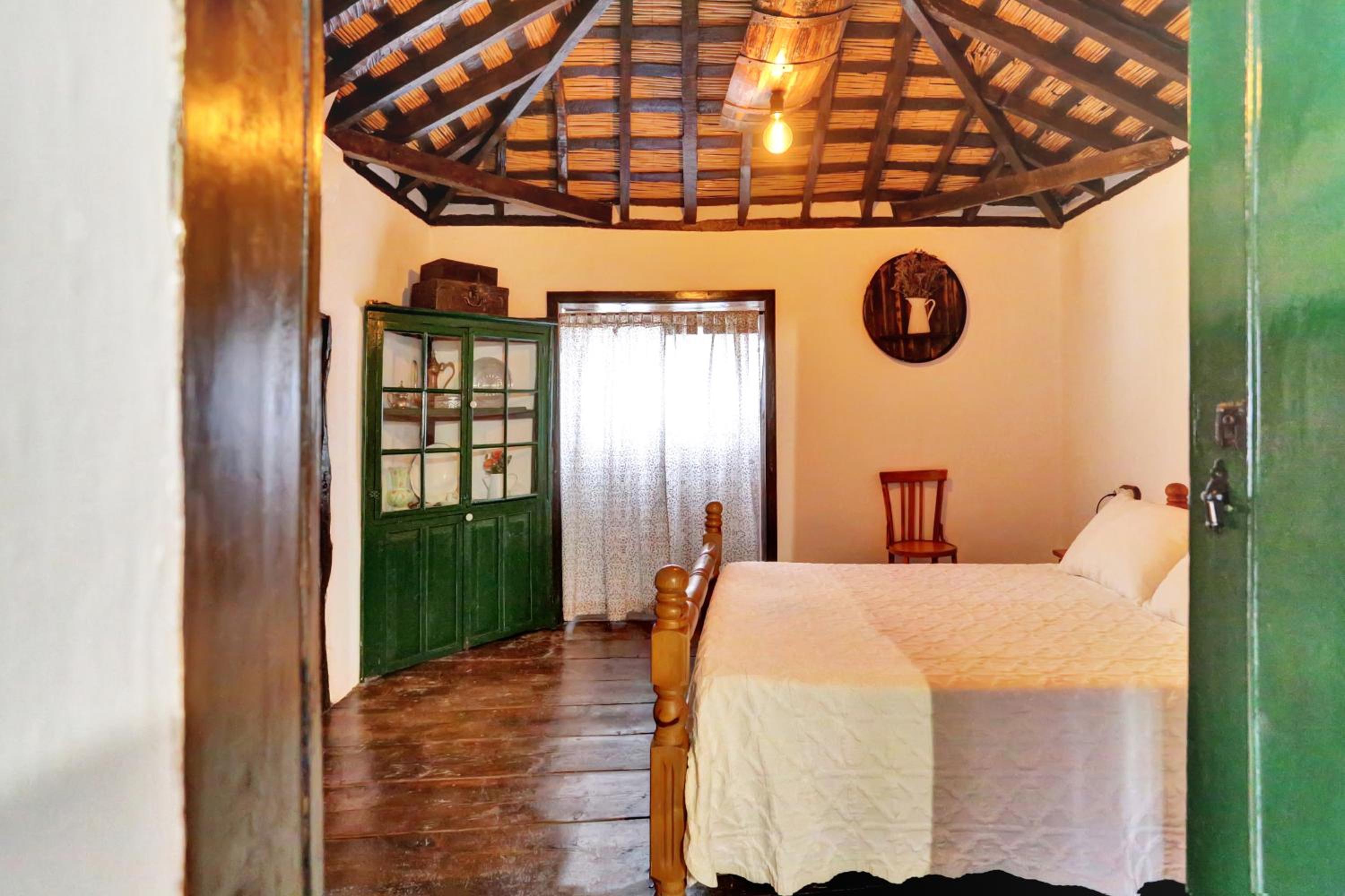 Basic Triple Room with Shared Bathroom thumbnail 5