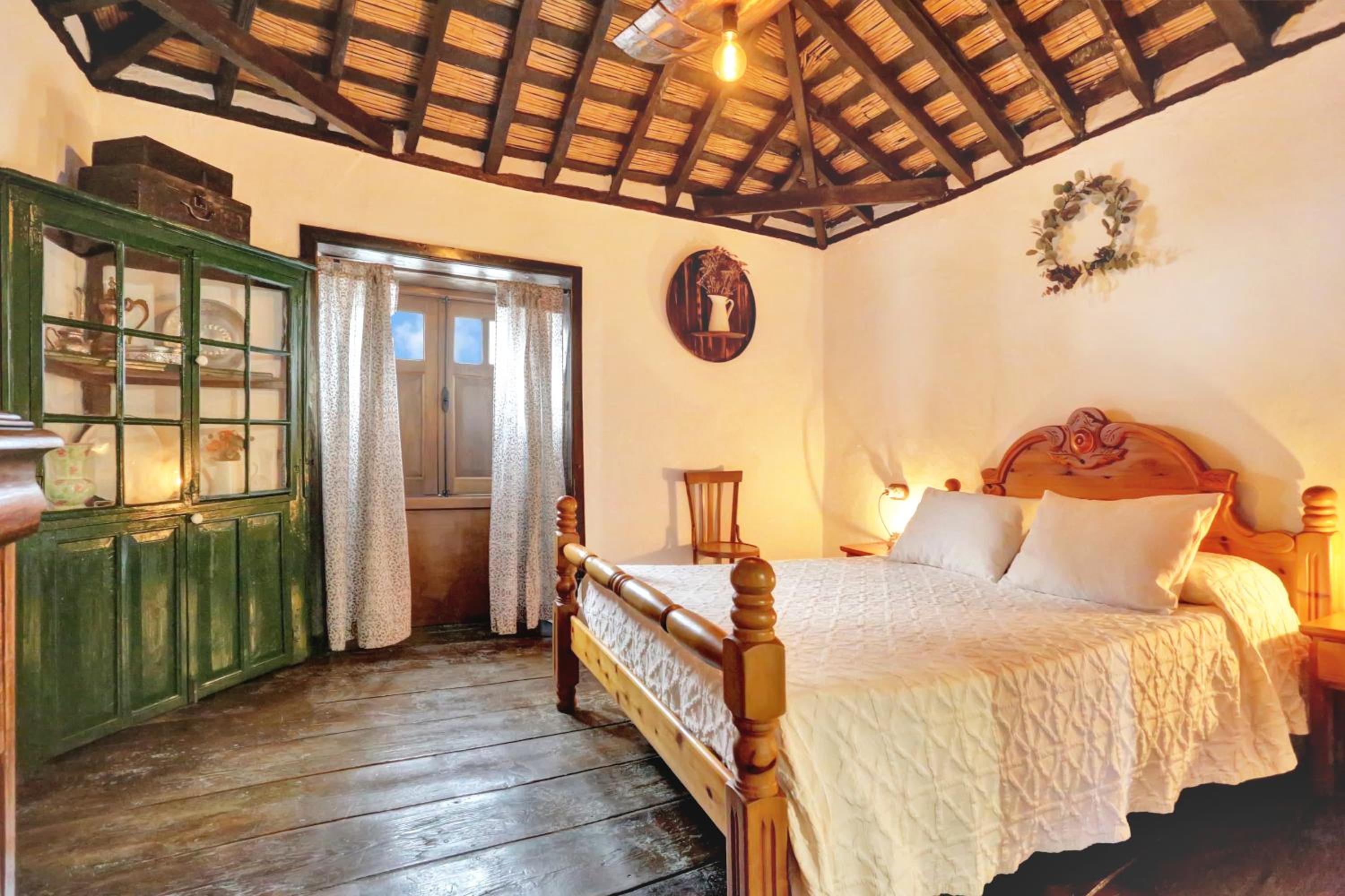 Basic Triple Room with Shared Bathroom