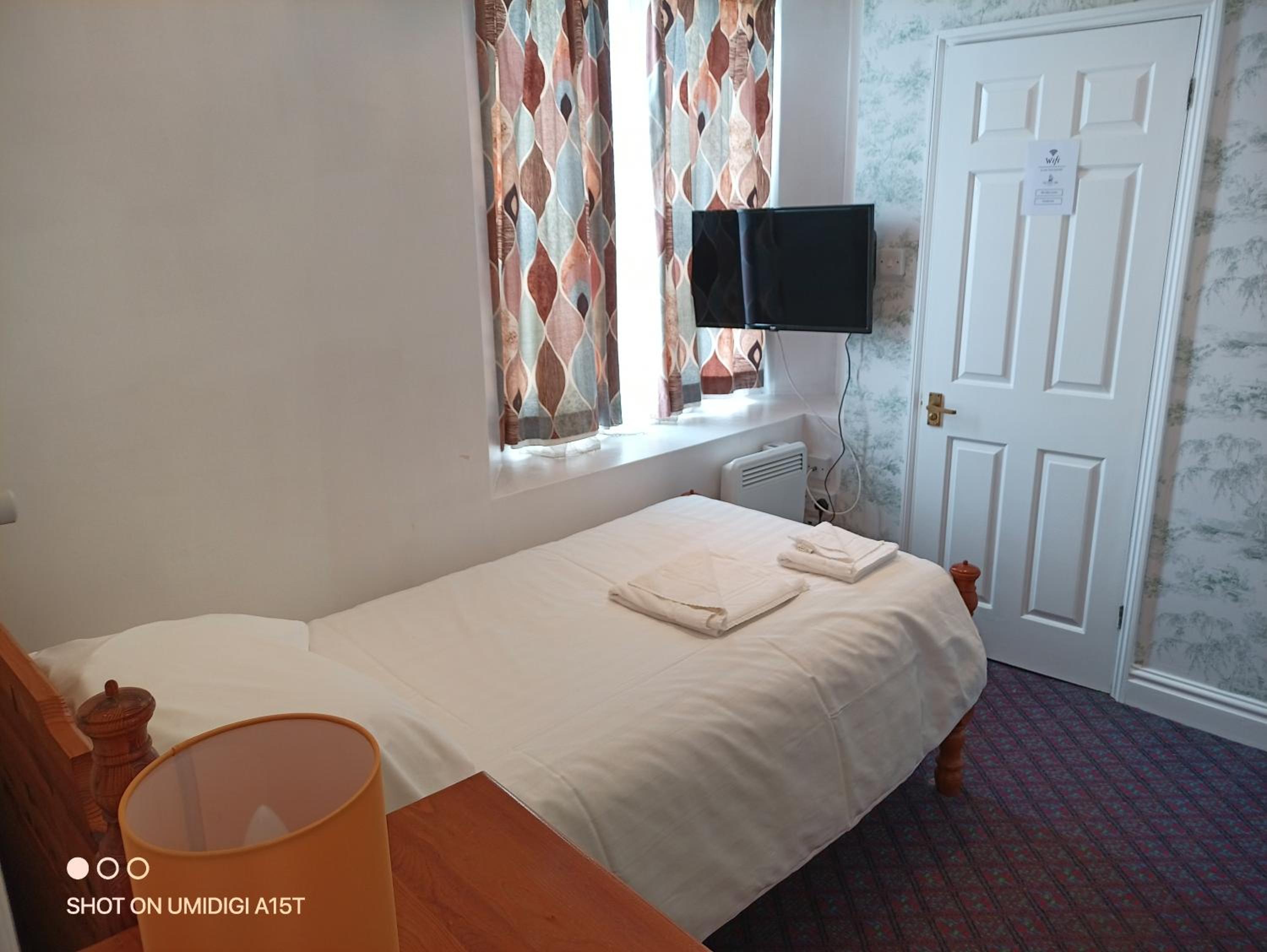 Single Room with Private Bathroom photo 3