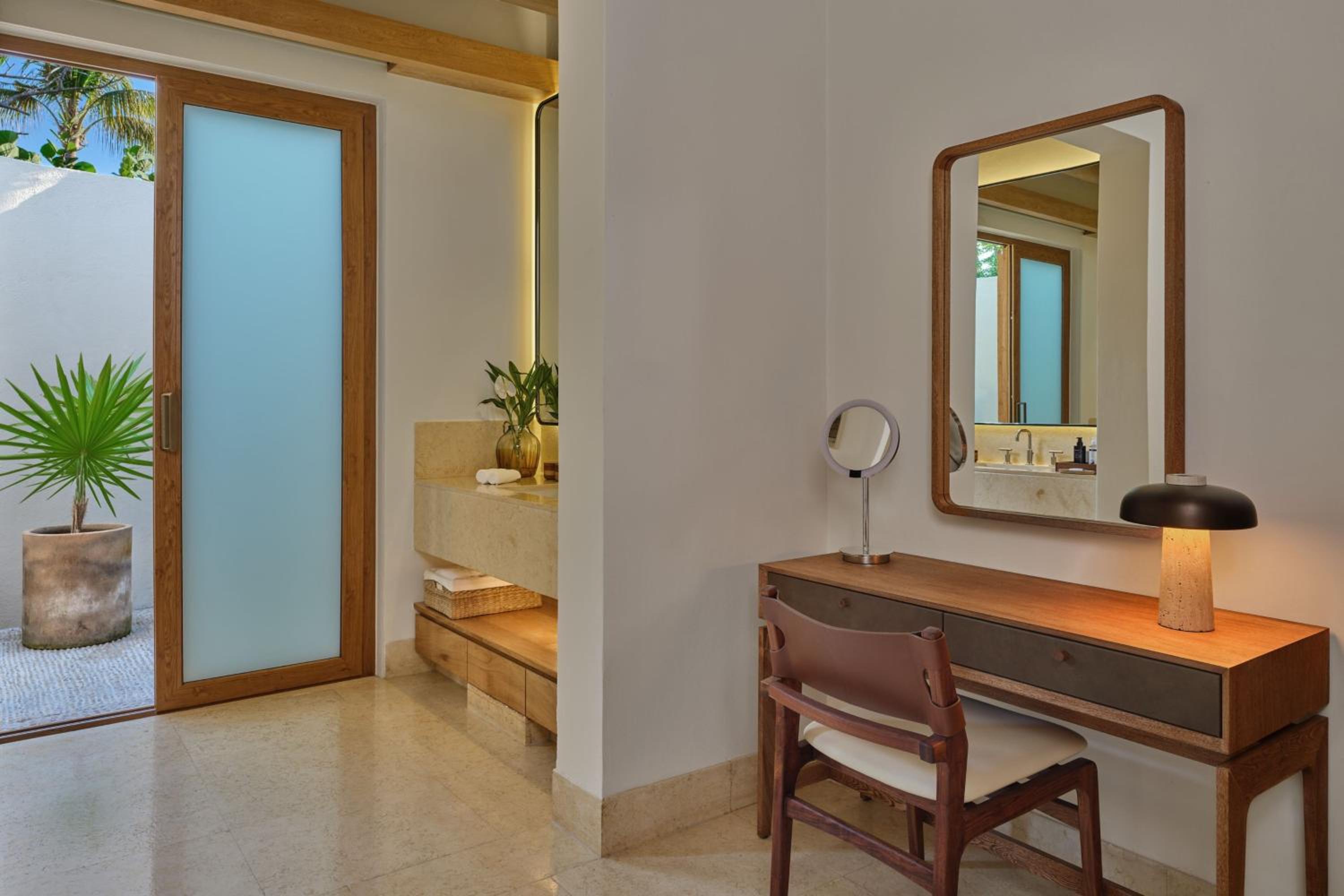 Luxury Villa, 1 Bedroom Villa, 1 King, Beachfront, Whirlpool - Photo 7