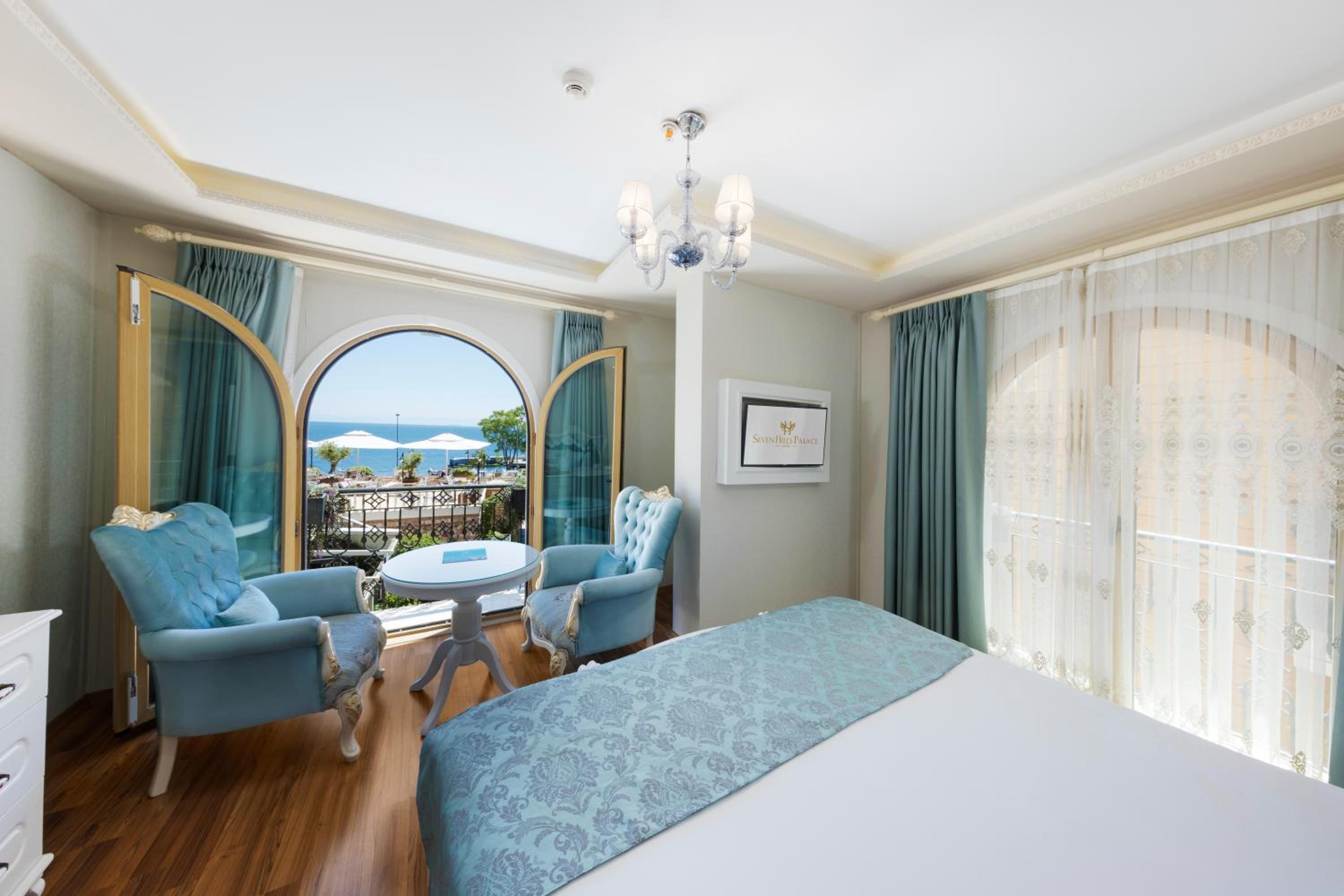 Deluxe Family Room - Free Shared Spa Access (Self use)