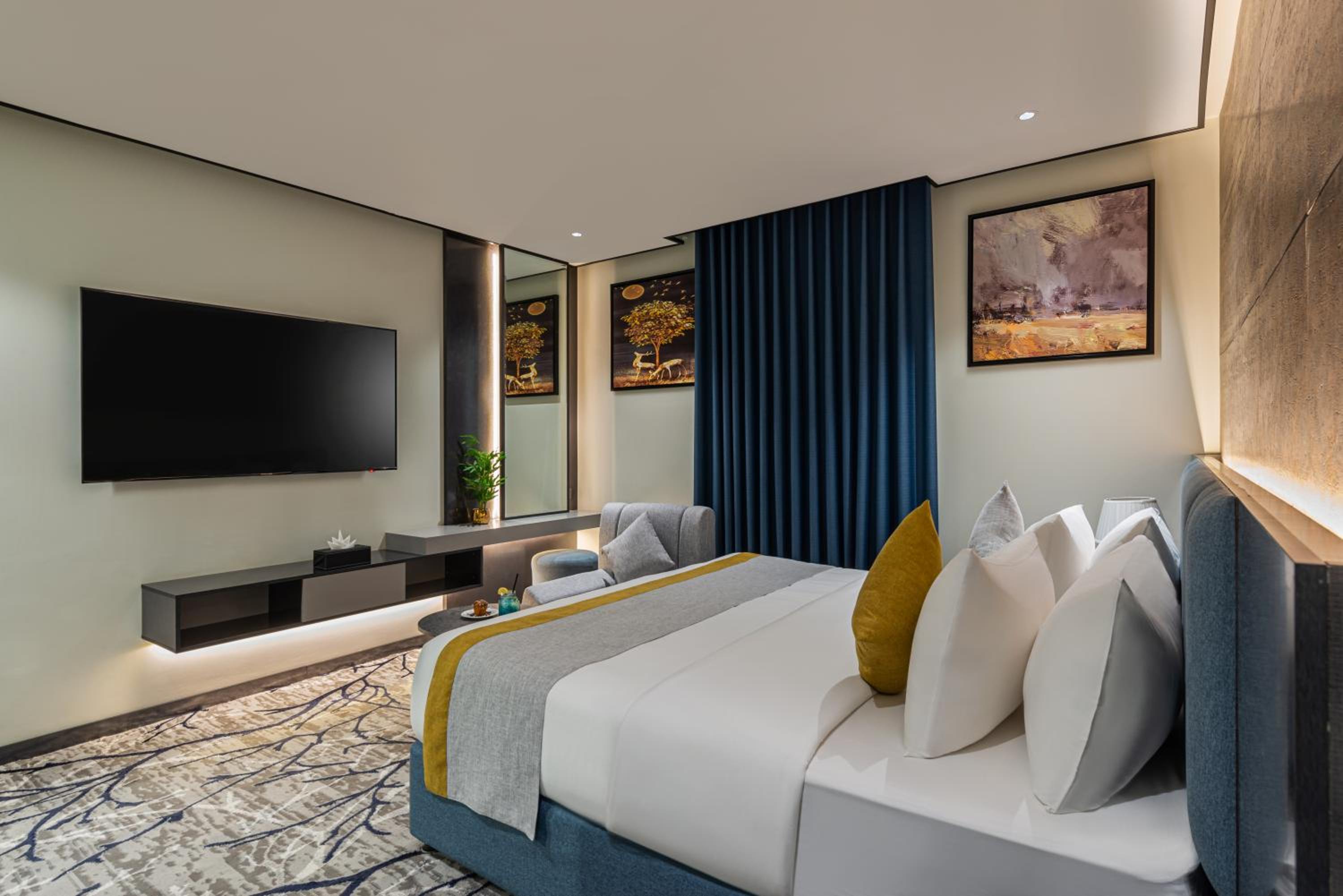 Deluxe Double Room thumbnail 5