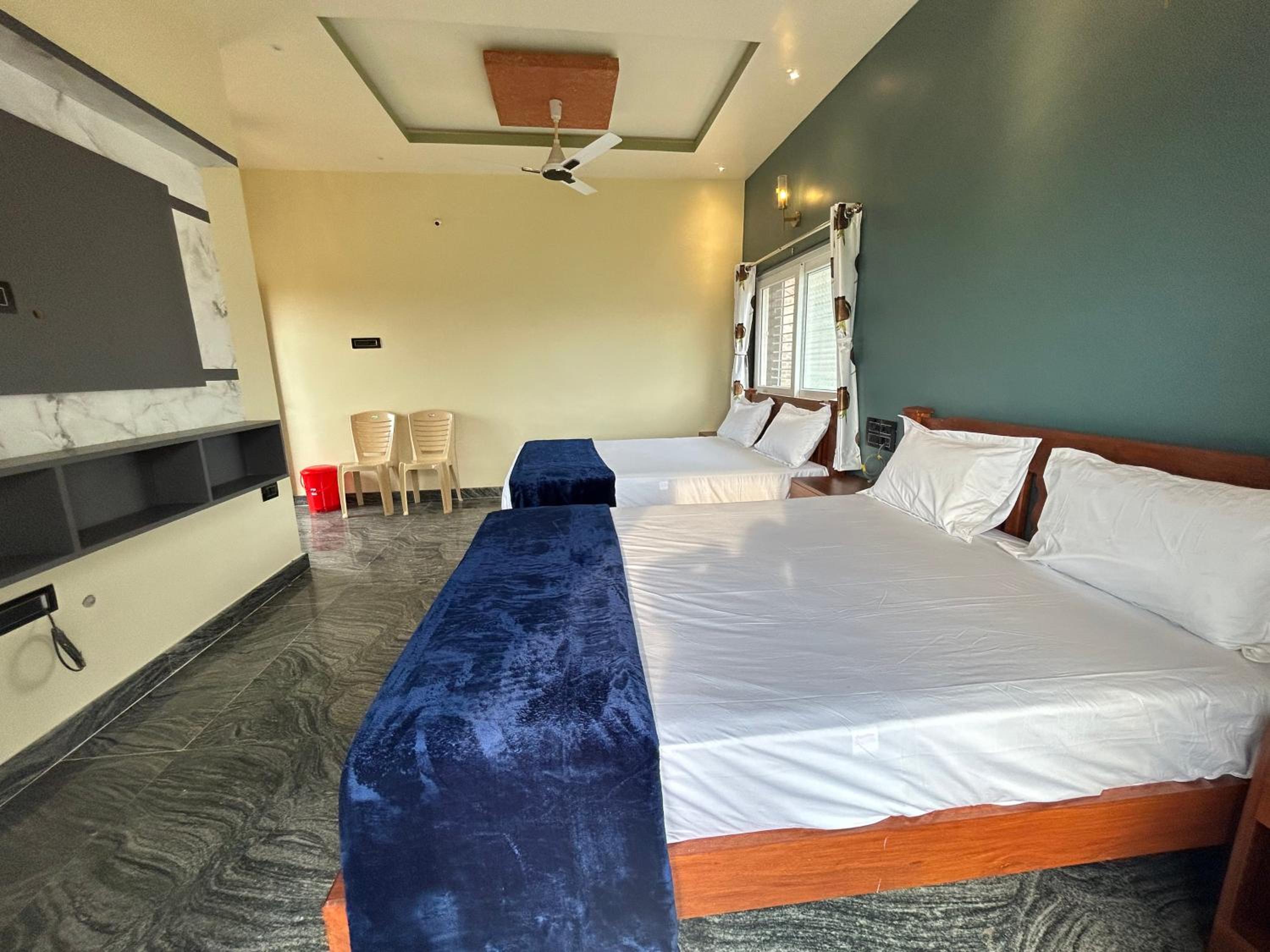 Quadruple Room with Balcony photo 3