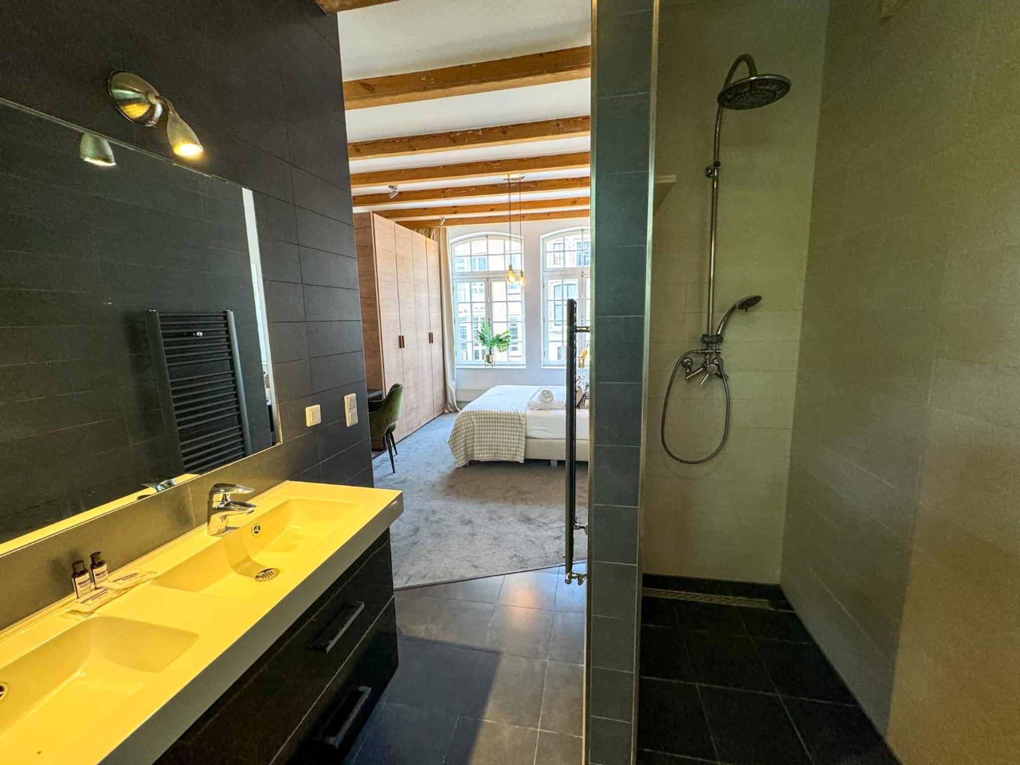Large Double Room photo 3