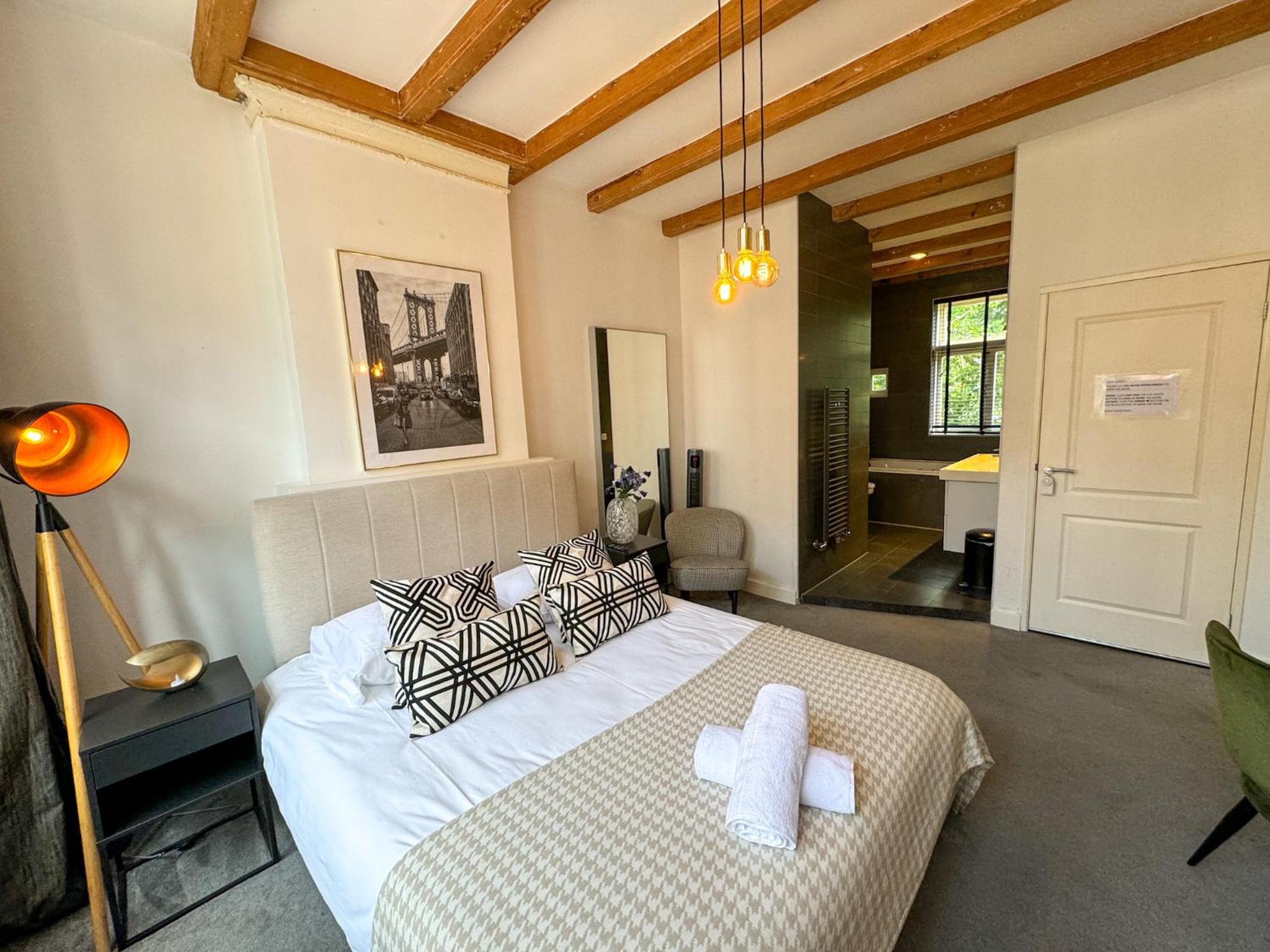 Large Double Room photo 2