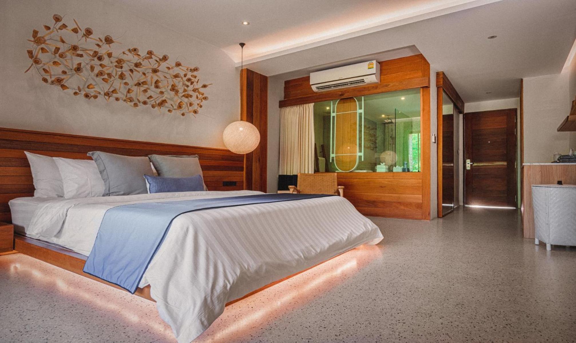 Deluxe Double Room with Balcony photo 3