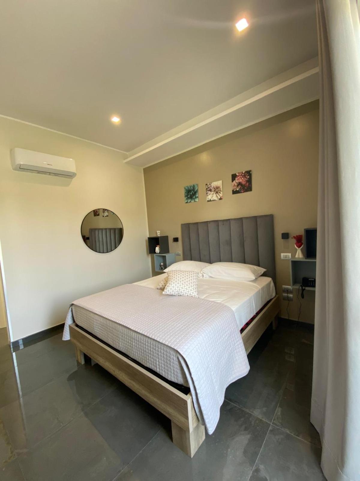 Queen Room photo 1
