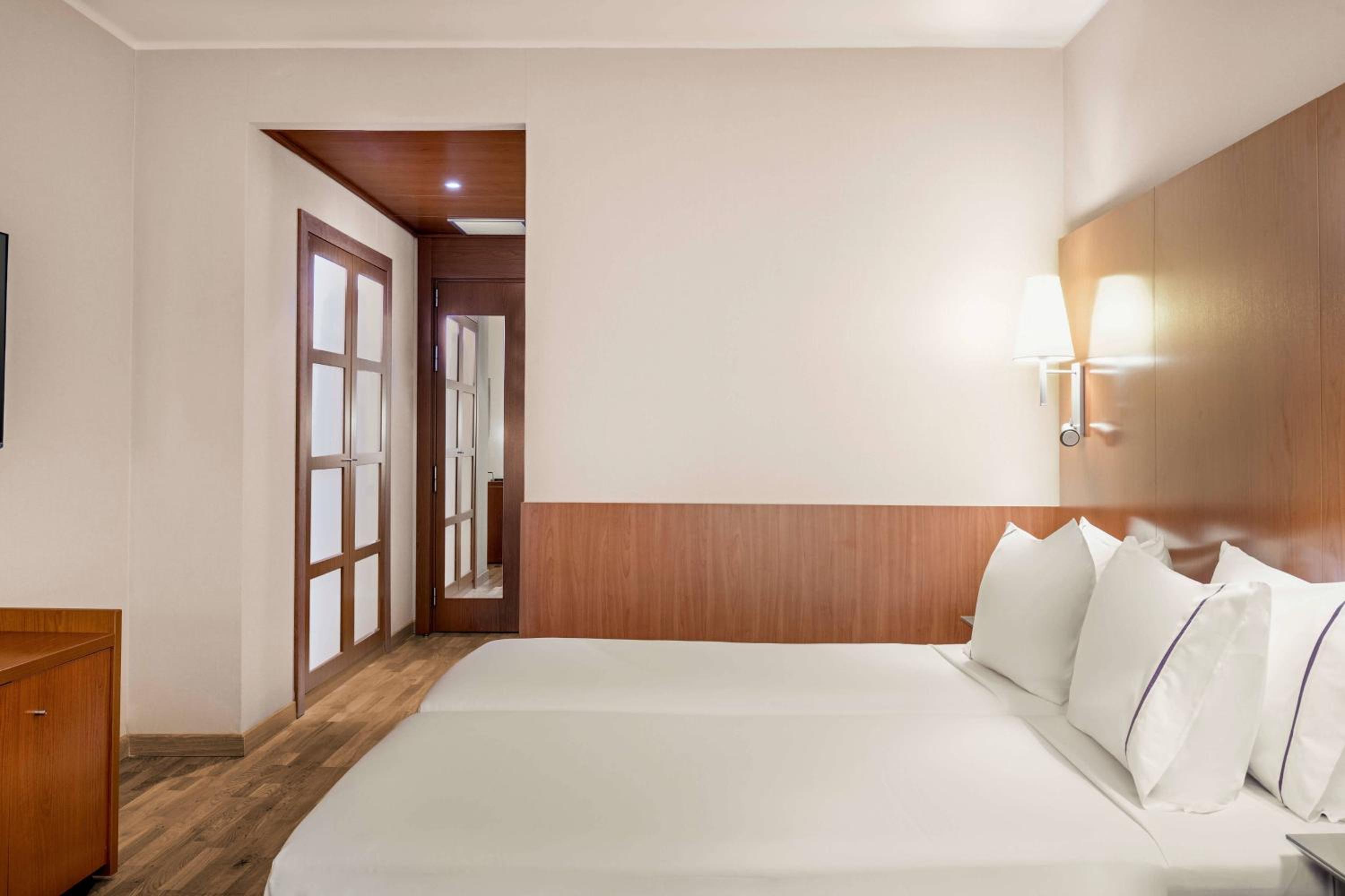 Standard Twin Room thumbnail 6