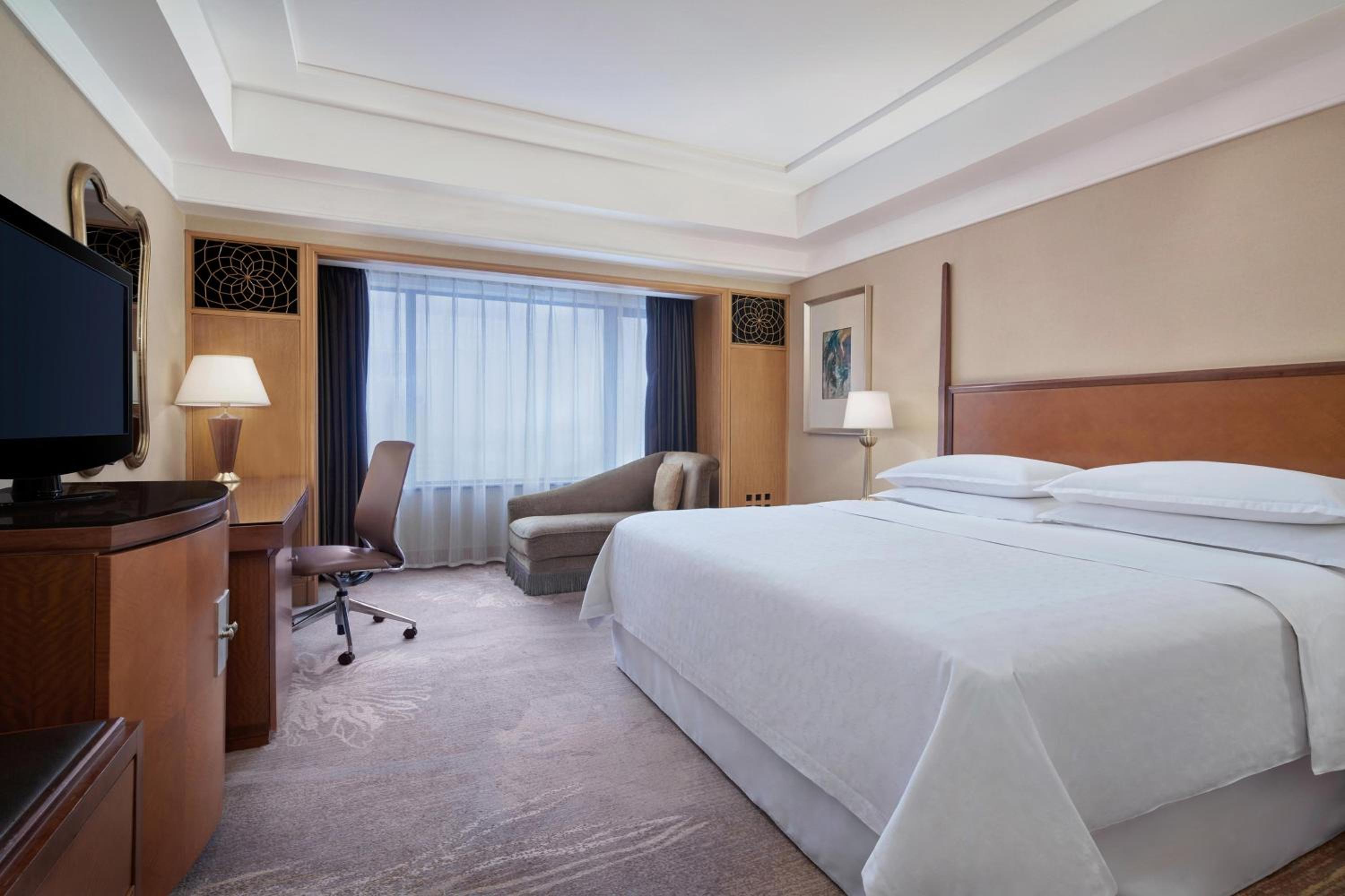 Deluxe King Room with City View