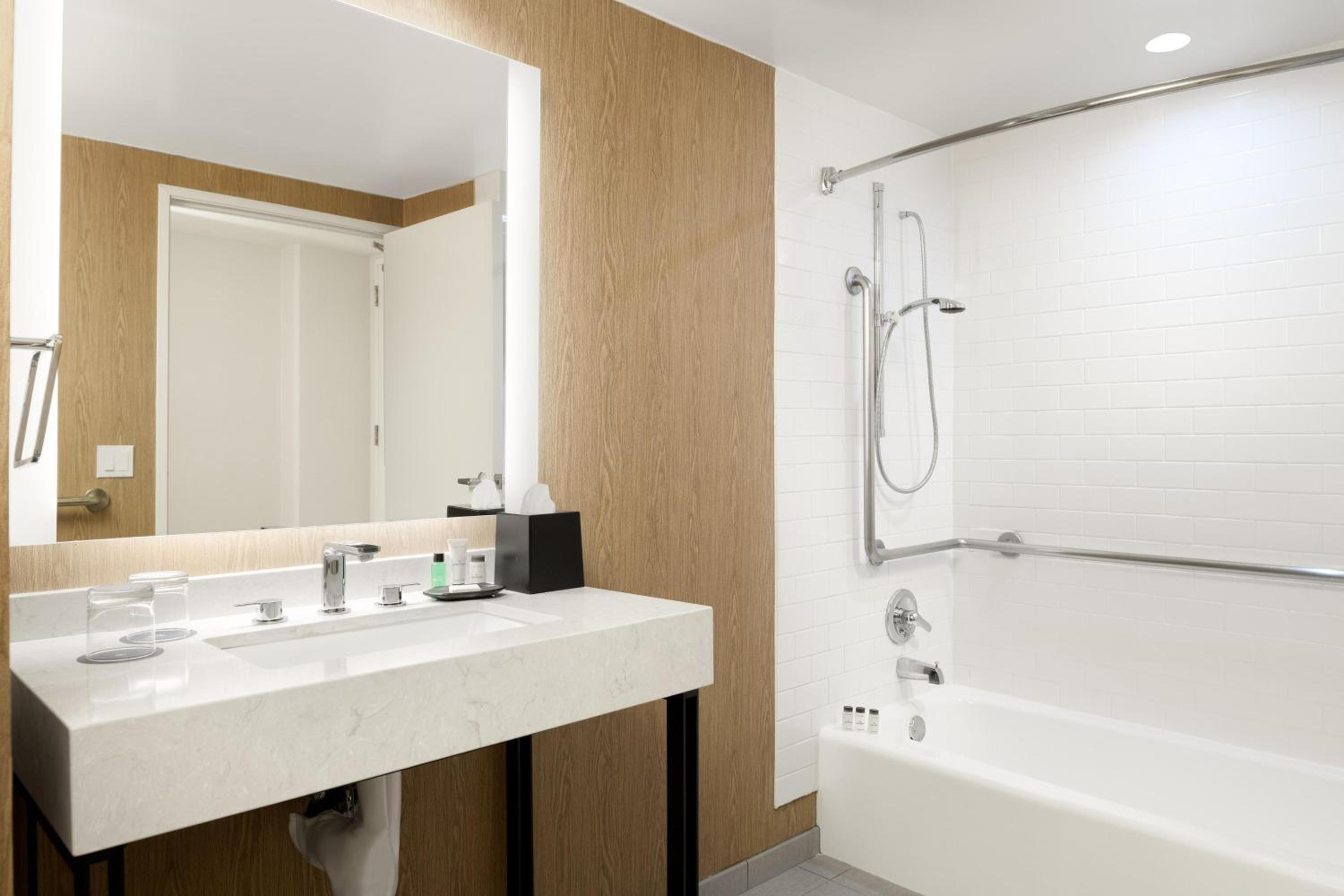 Guest Room, 1 King - Photo 9