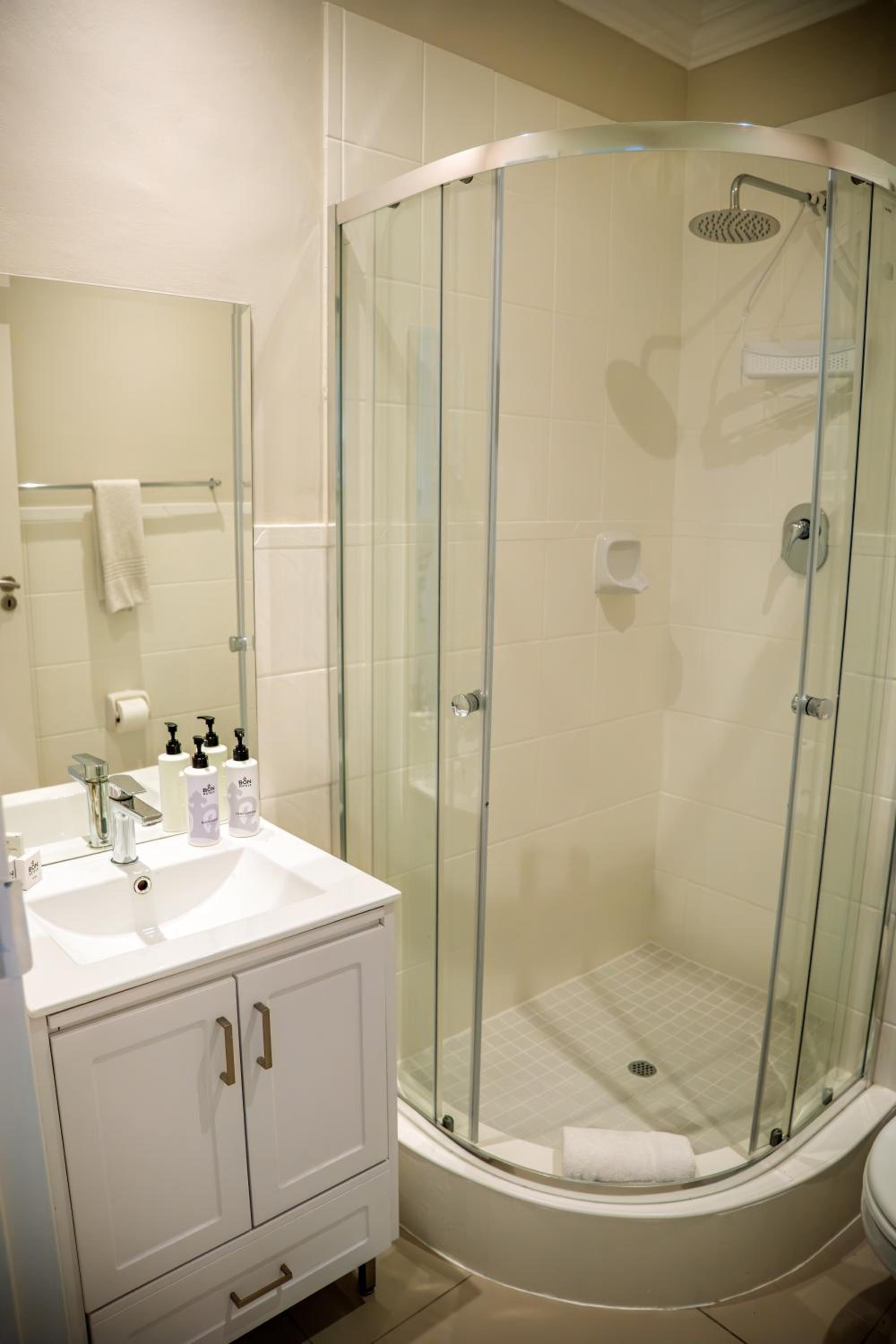 Two-Bedroom Deluxe Apartment - Photo 16