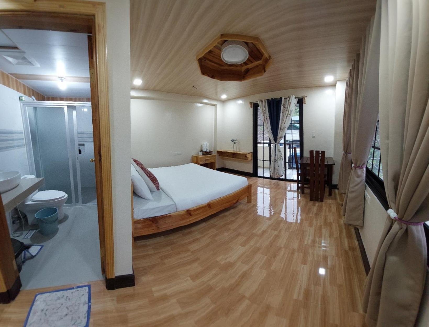 King Suite with Balcony photo 2
