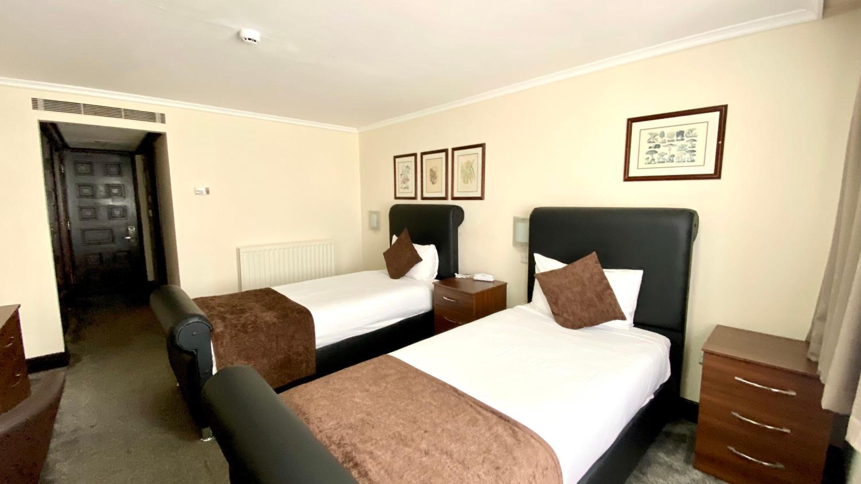 Twin Room - Photo 2