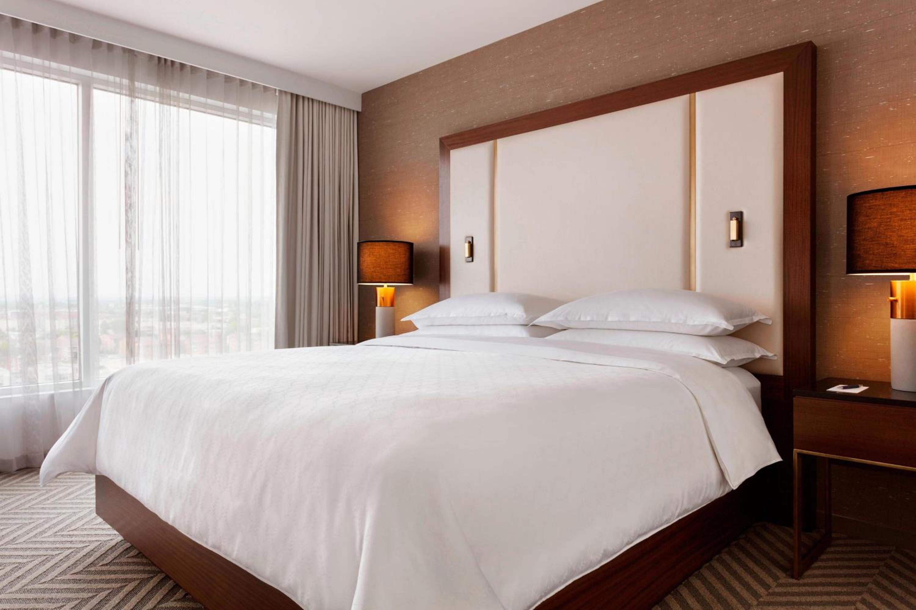 Club lounge access, Executive Suite, 1 King, High floor