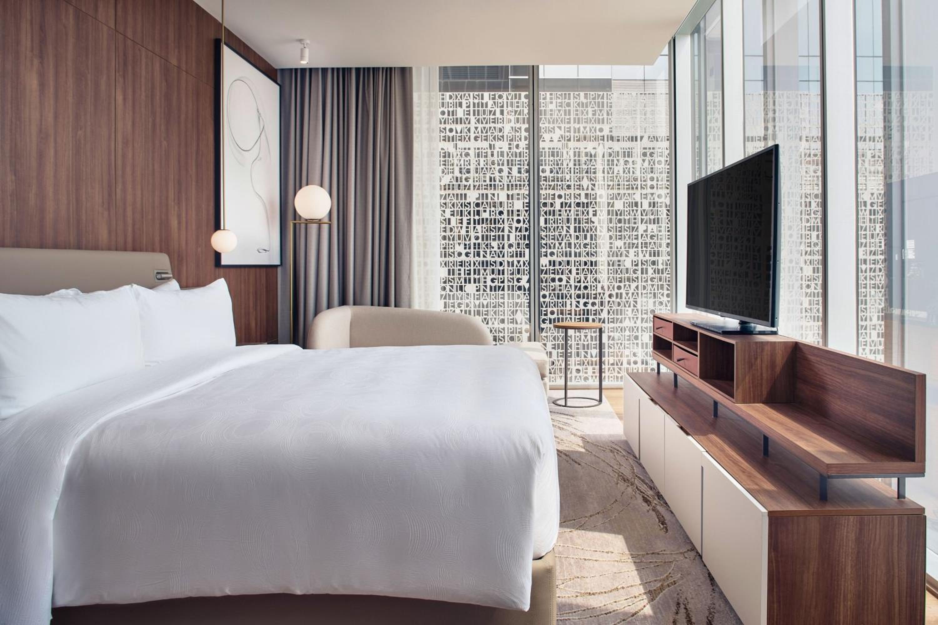 Executive level Deluxe Guest room with 1 King, City view - Photo 3