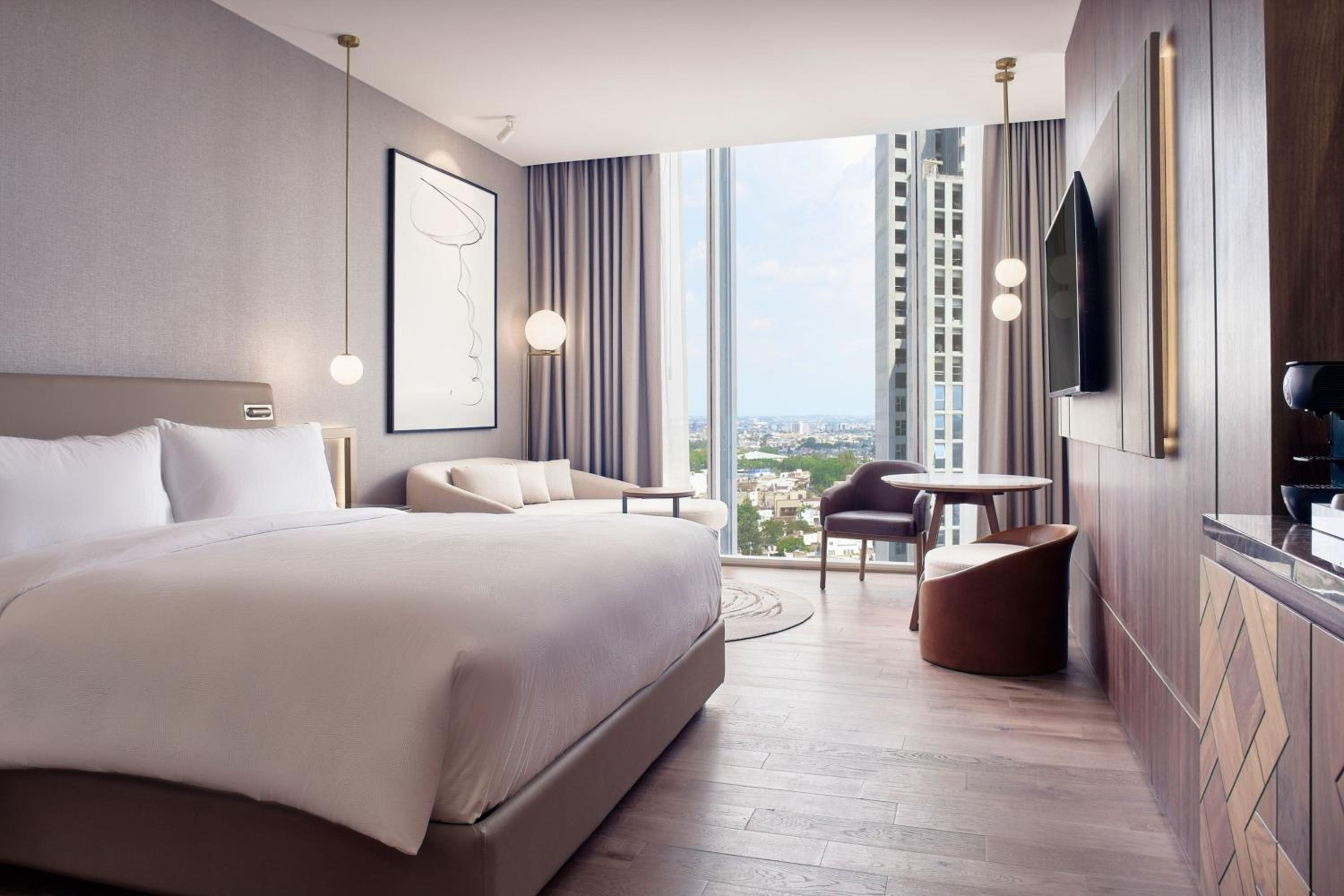 Deluxe Guest Room with 1 King, City view - Photo 5