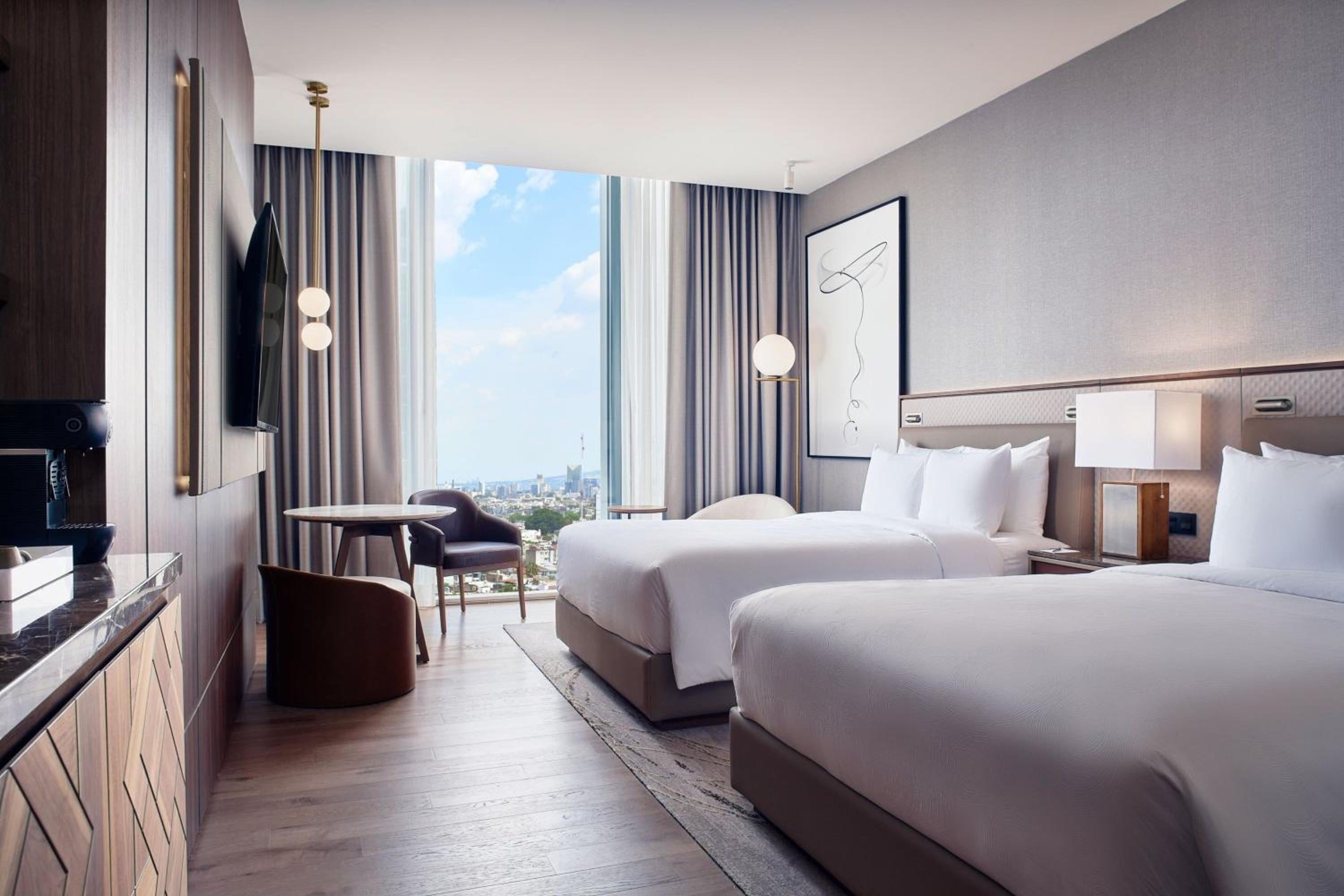 Deluxe Guest room with 2 Queen, City view - Photo 2