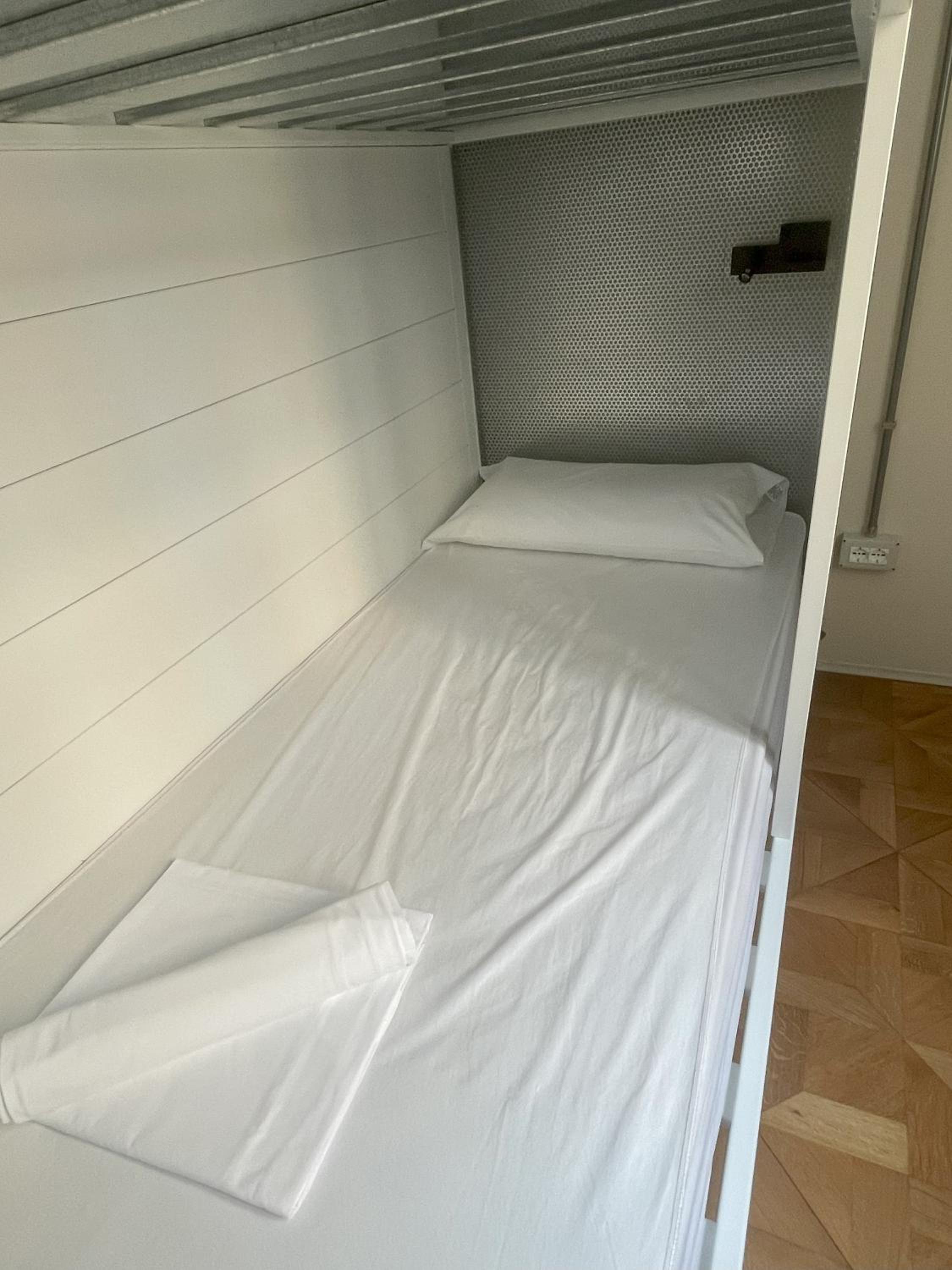 6-Bed Mixed Dormitory Room photo 3