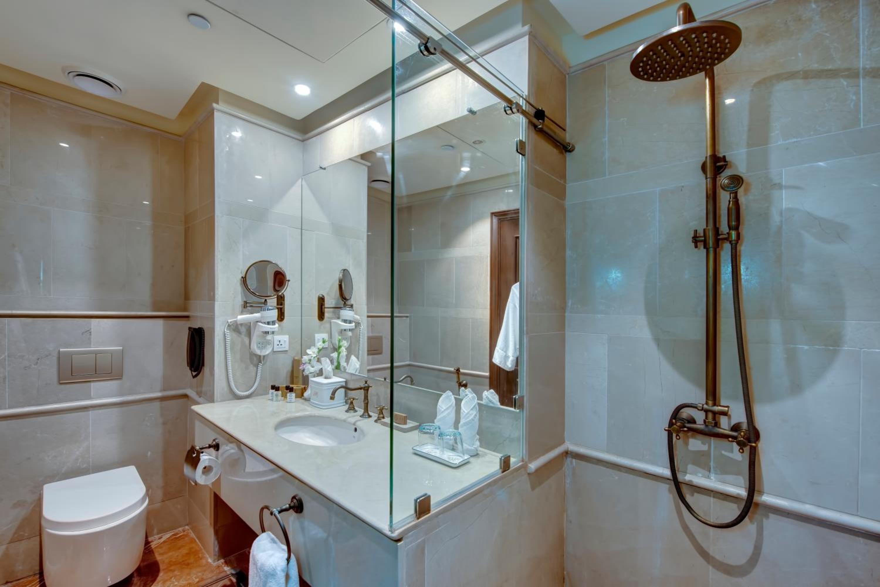 Deluxe King Room - Photo 4