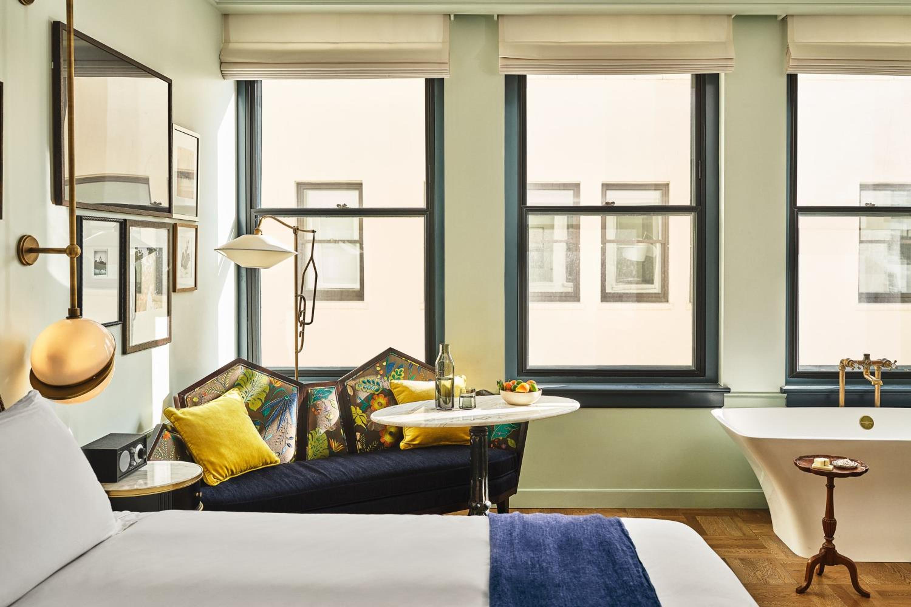 Salon King Room with Courtyard View