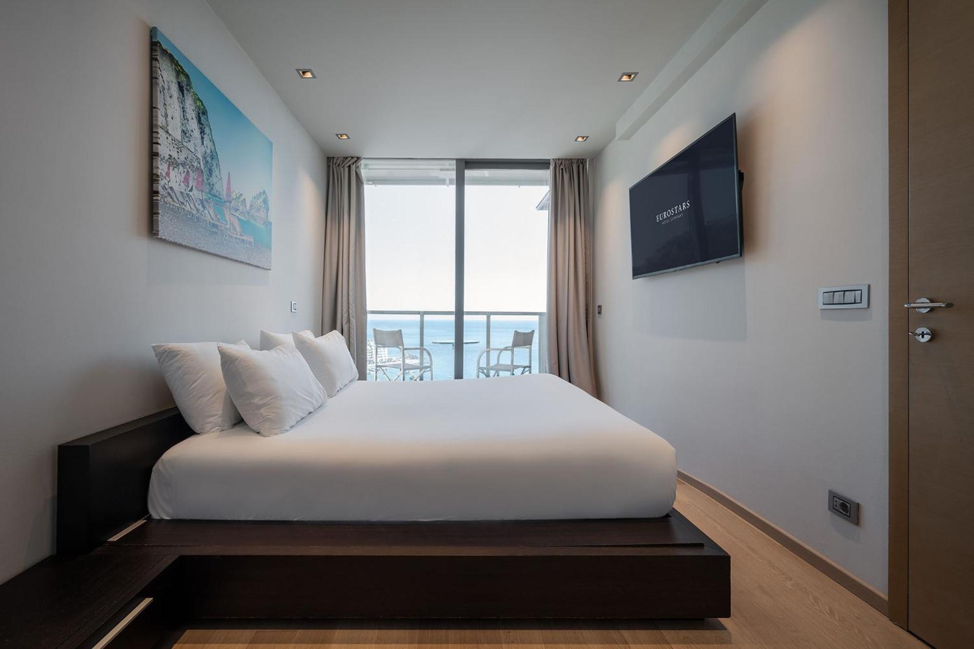 Royal Familiar with Terrace and Sea View