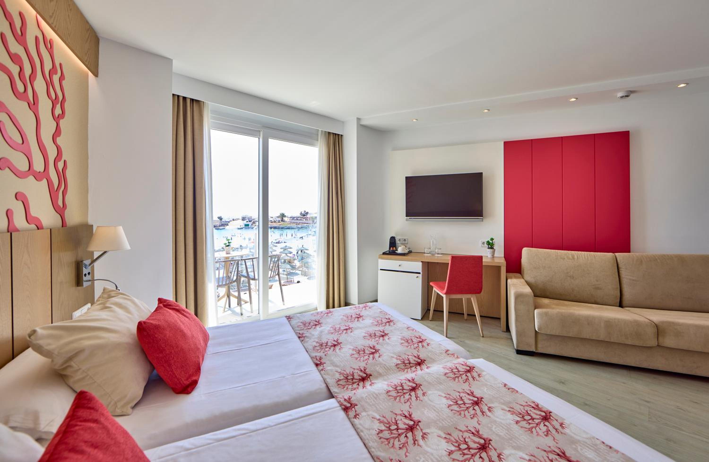 Superior Room with Frontal Sea Views thumbnail 6
