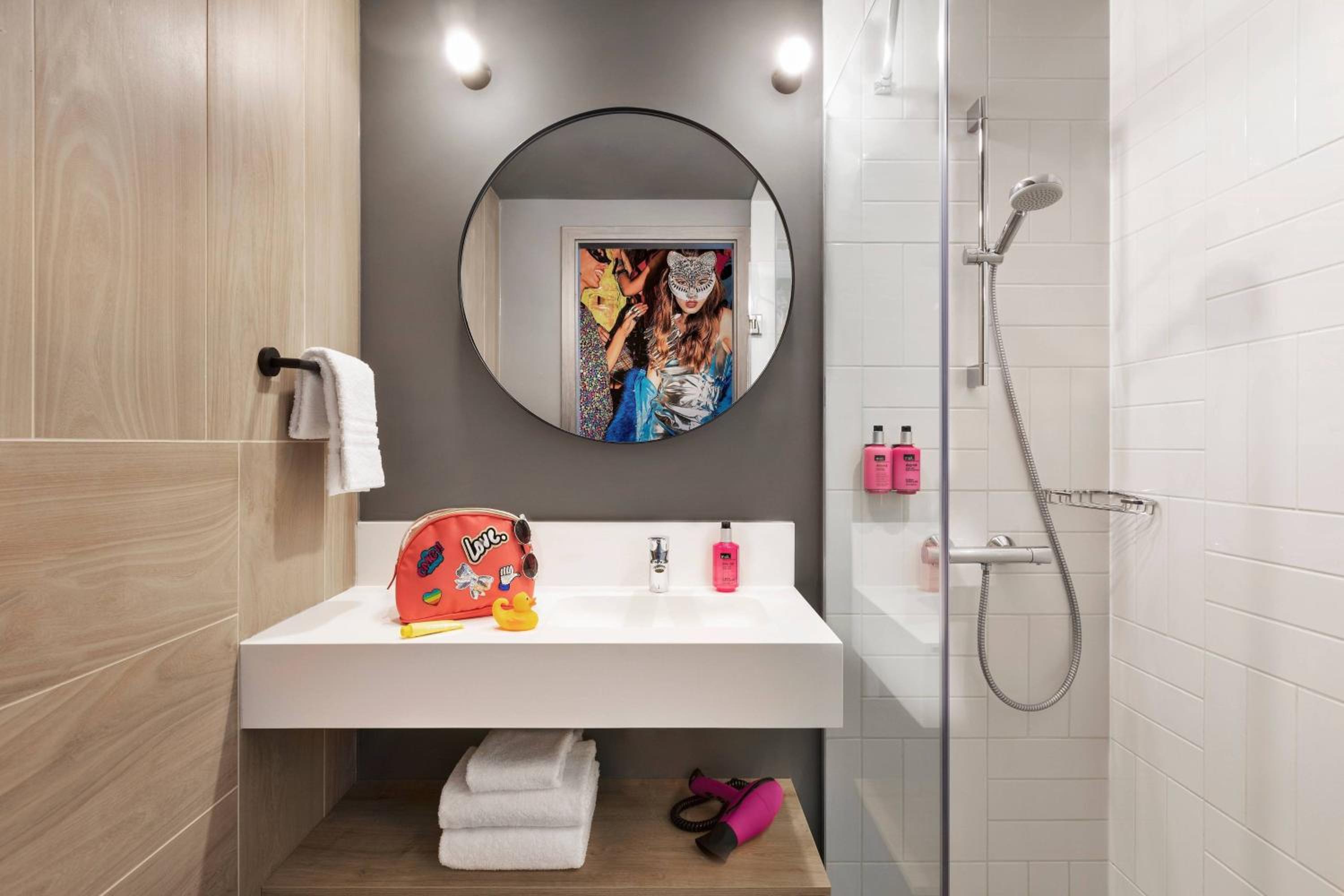 Moxy Standard, Guest room, 1 Queen - Photo 10
