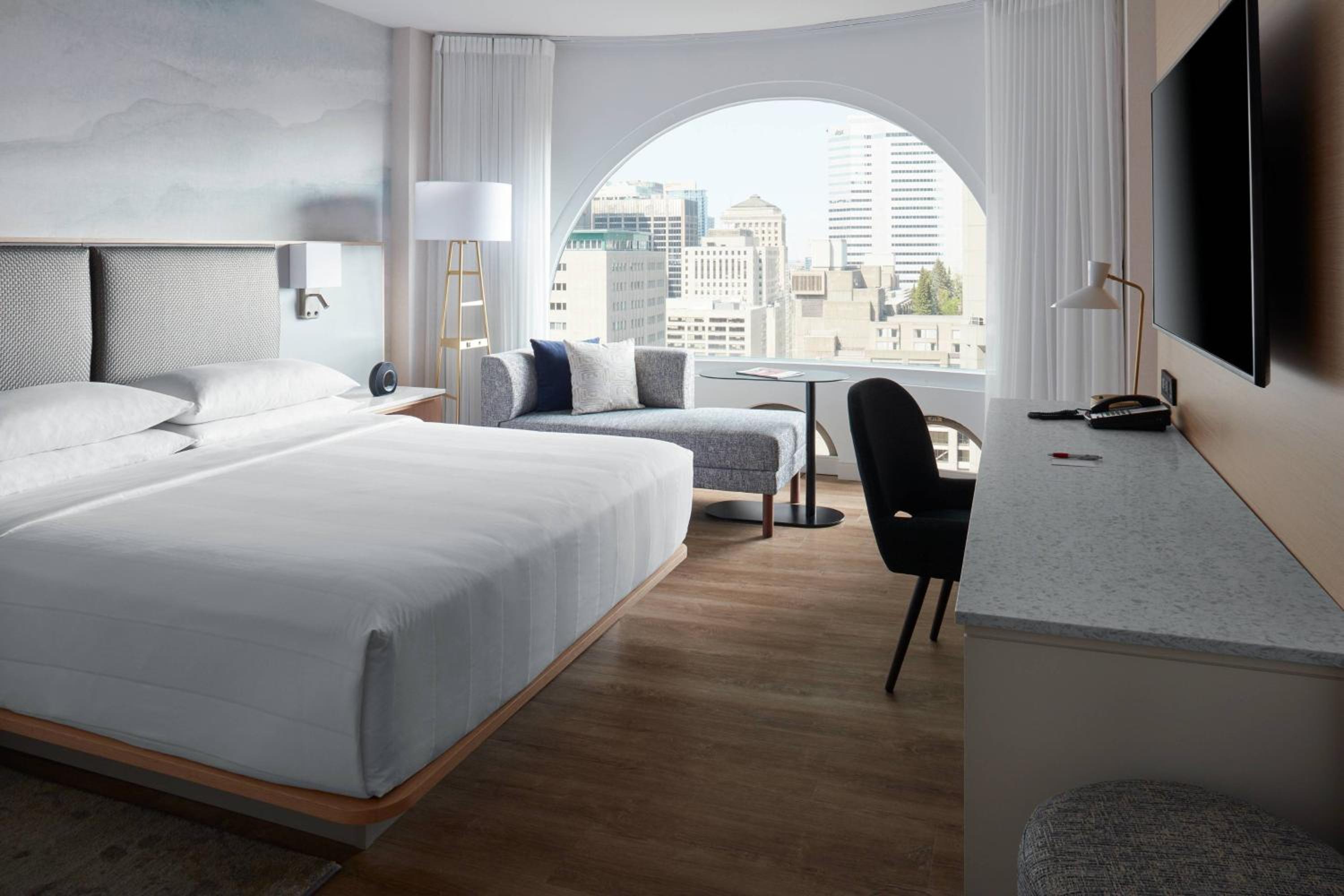 Superior King Room thumbnail 5