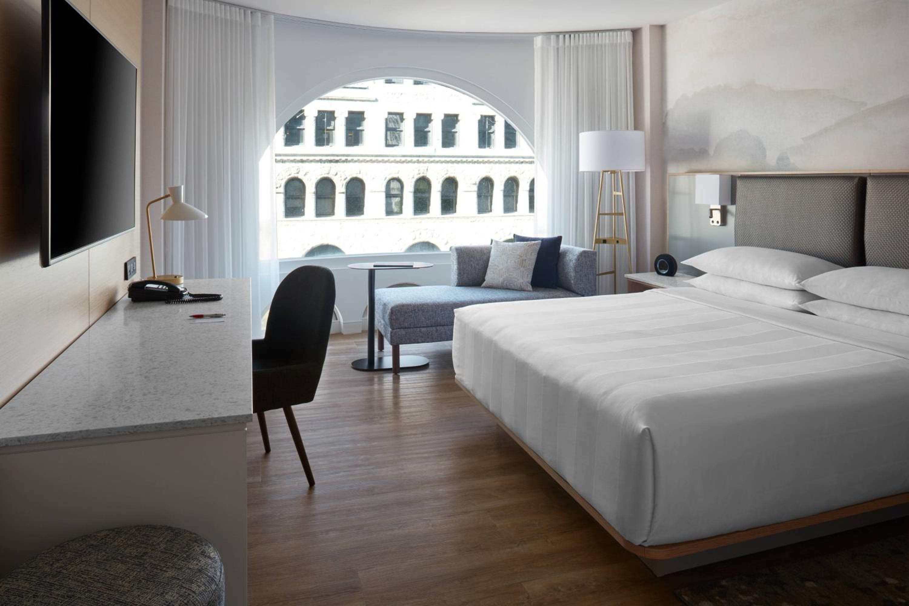 Superior King Room thumbnail 6