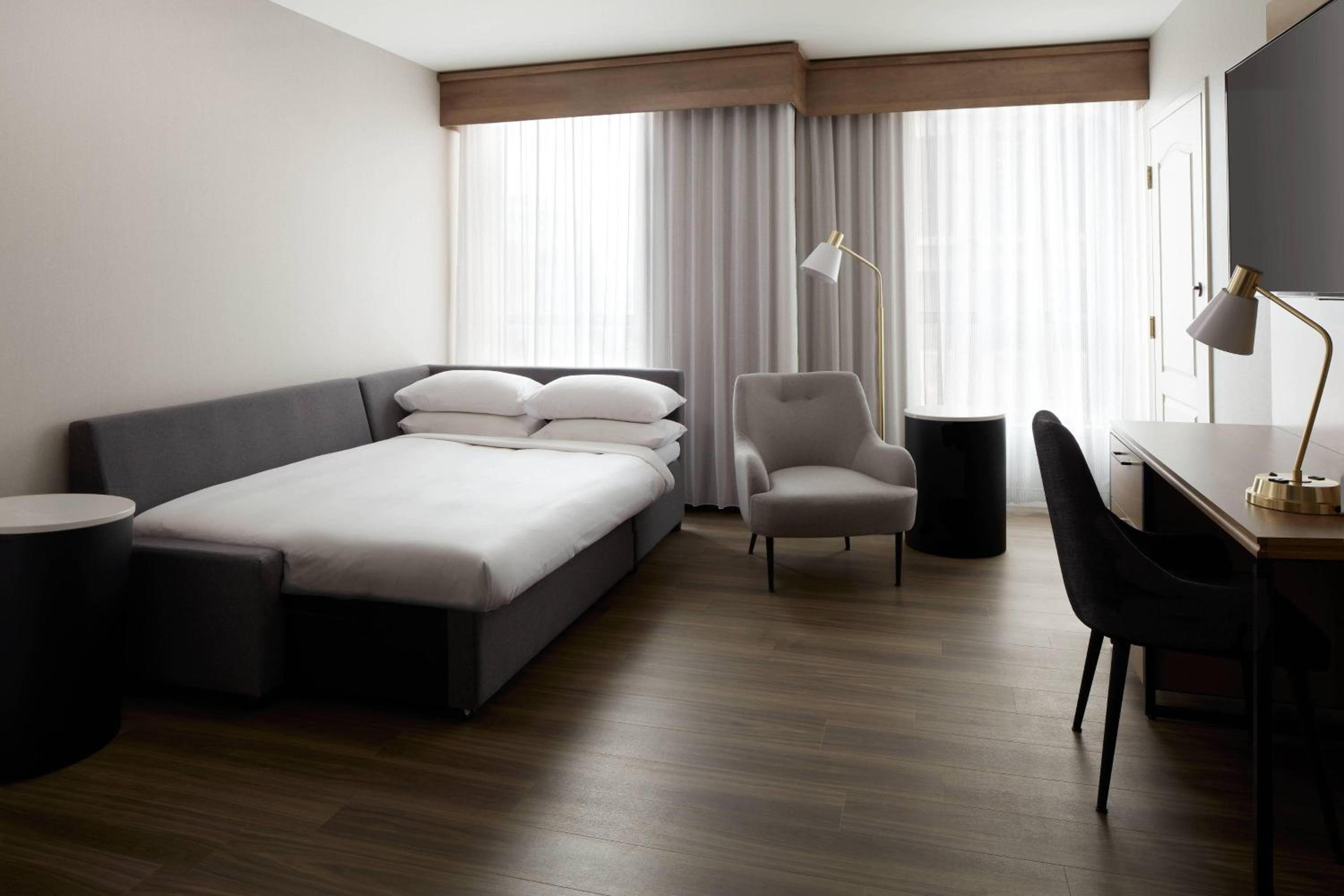 One-Bedroom King Suite - Photo 3