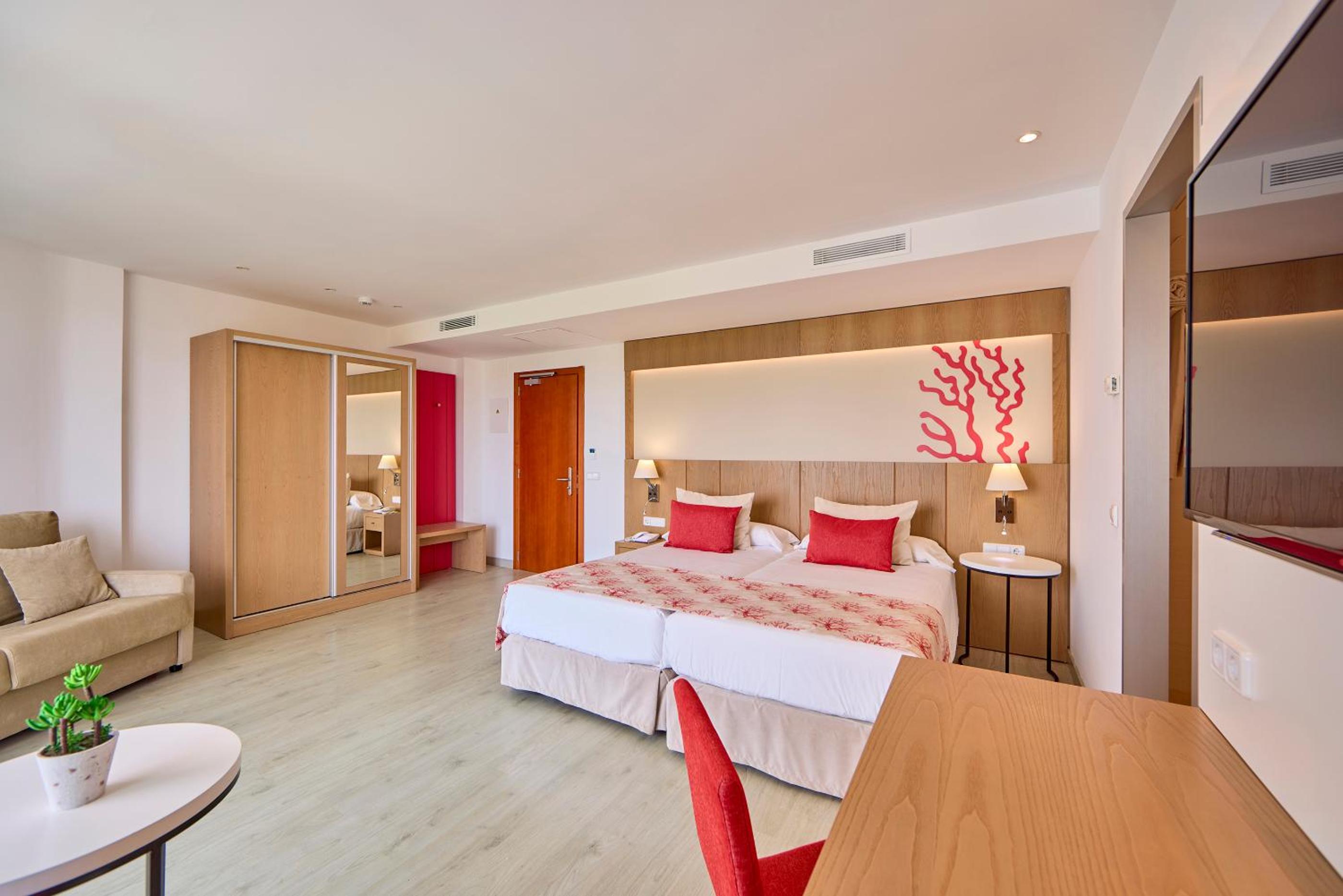 Family Room with Balcony (2 Adults + 1 Child)