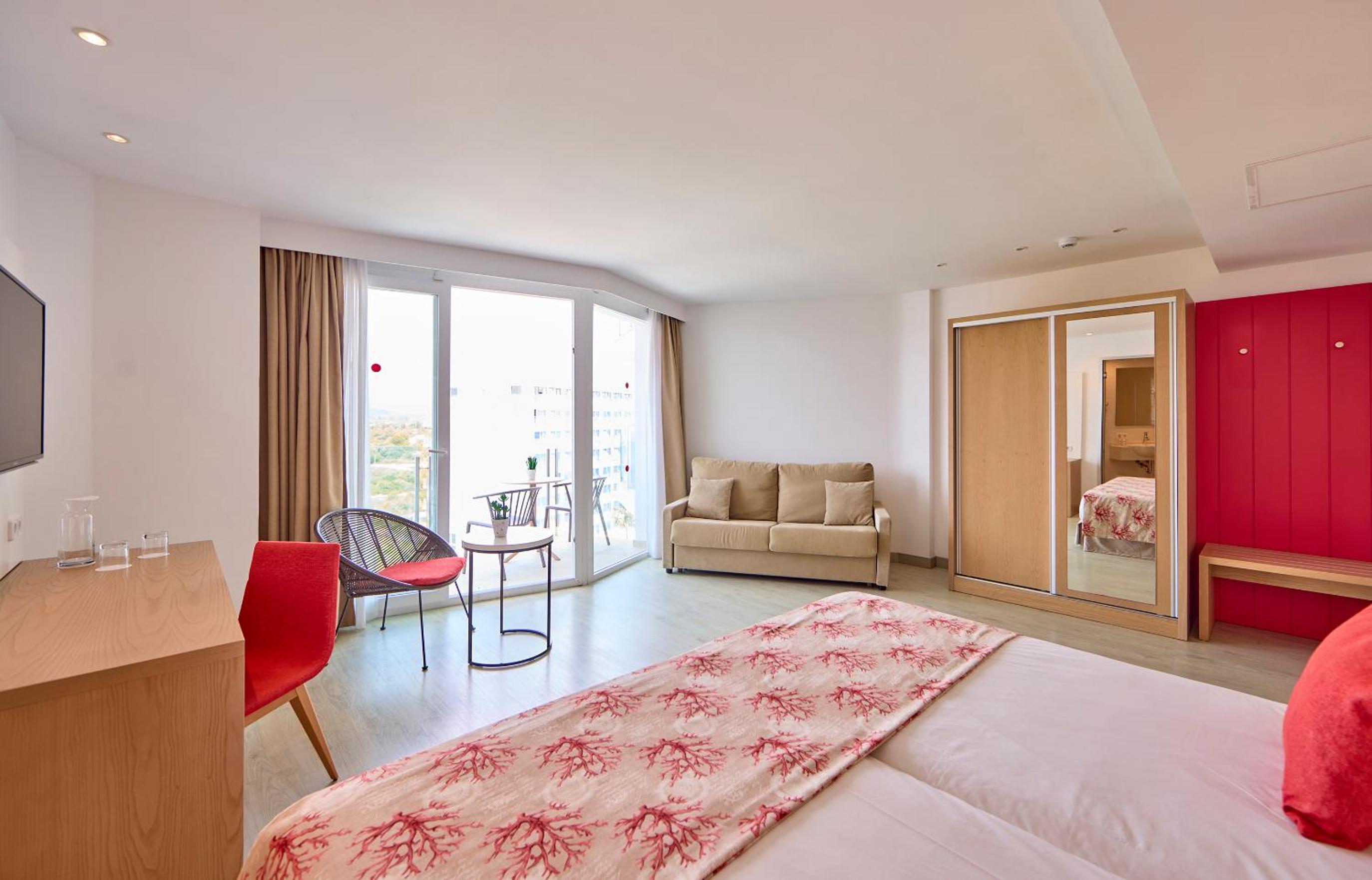 Family Room with Balcony (2 Adults + 2 Child)