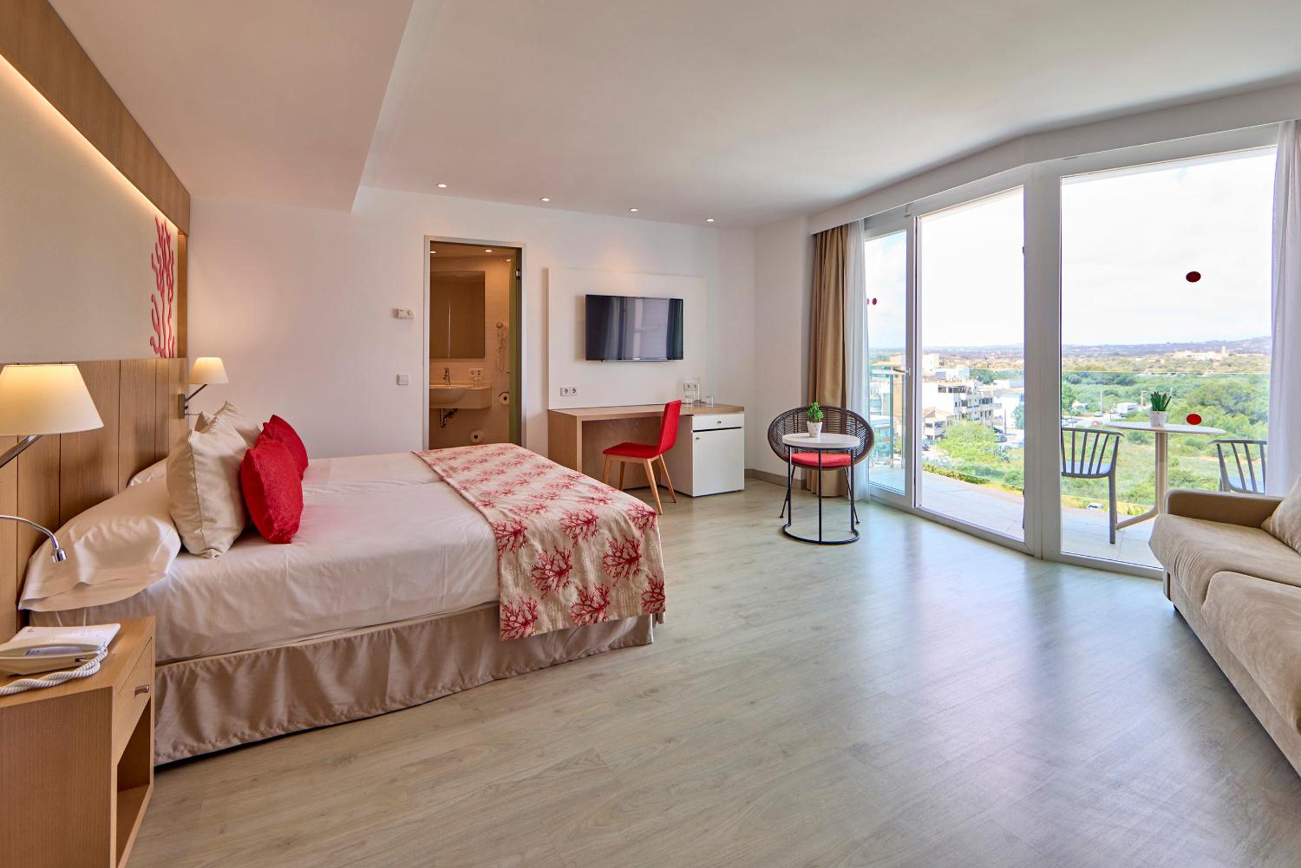 Family Room with Balcony (2 Adults + 1 Child)