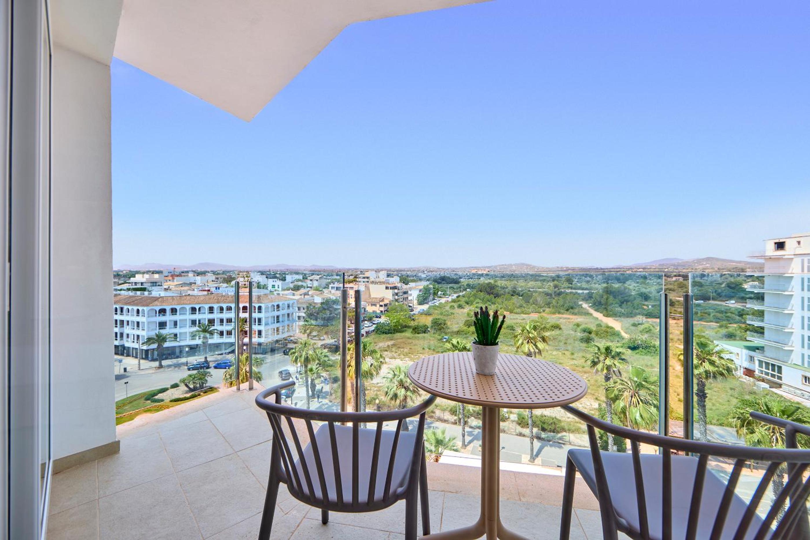 Family Room with Balcony (2 Adults + 1 Child) thumbnail 5