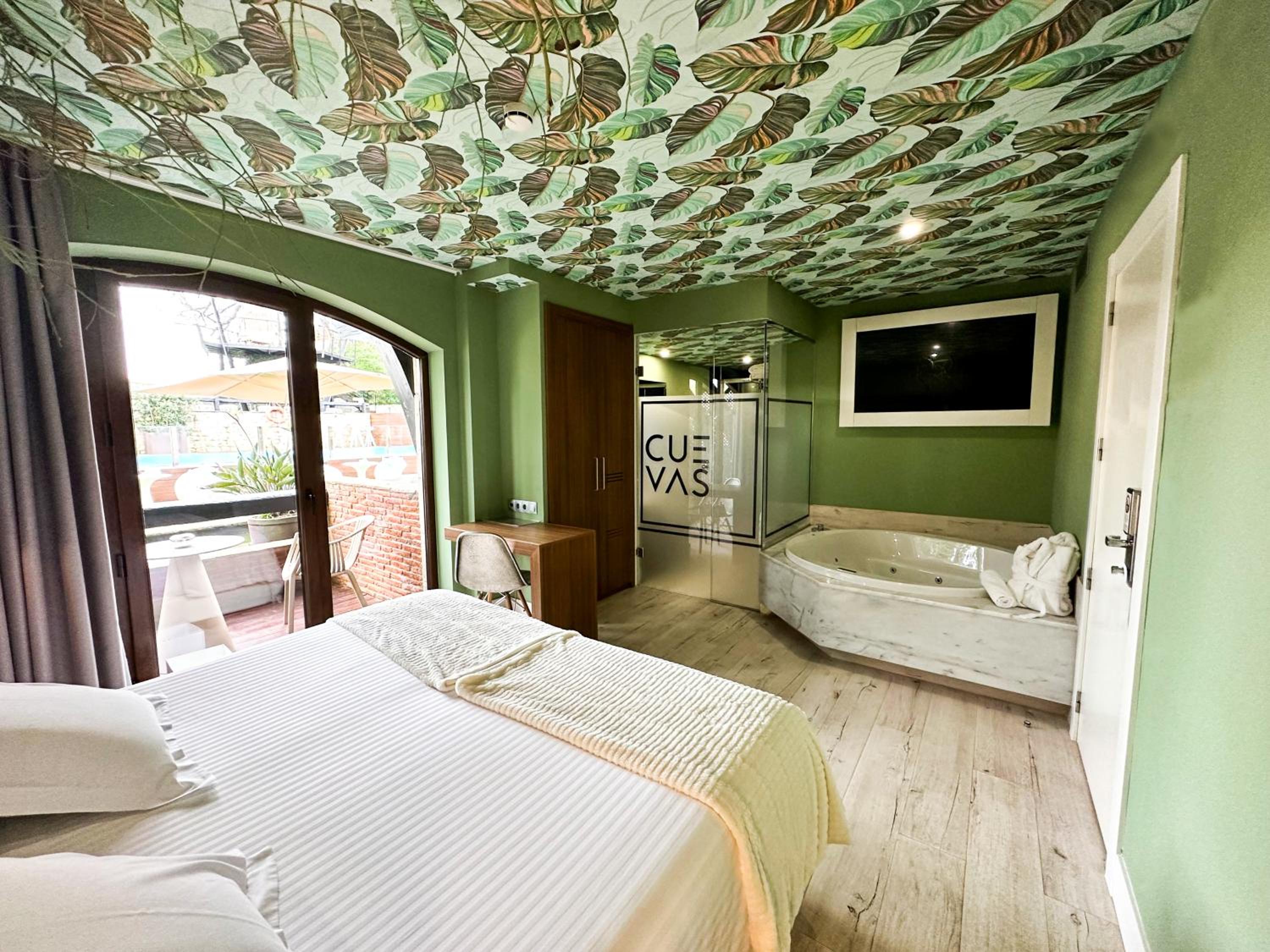 Superior Double Room with Spa Bath and Pool View - Photo 9