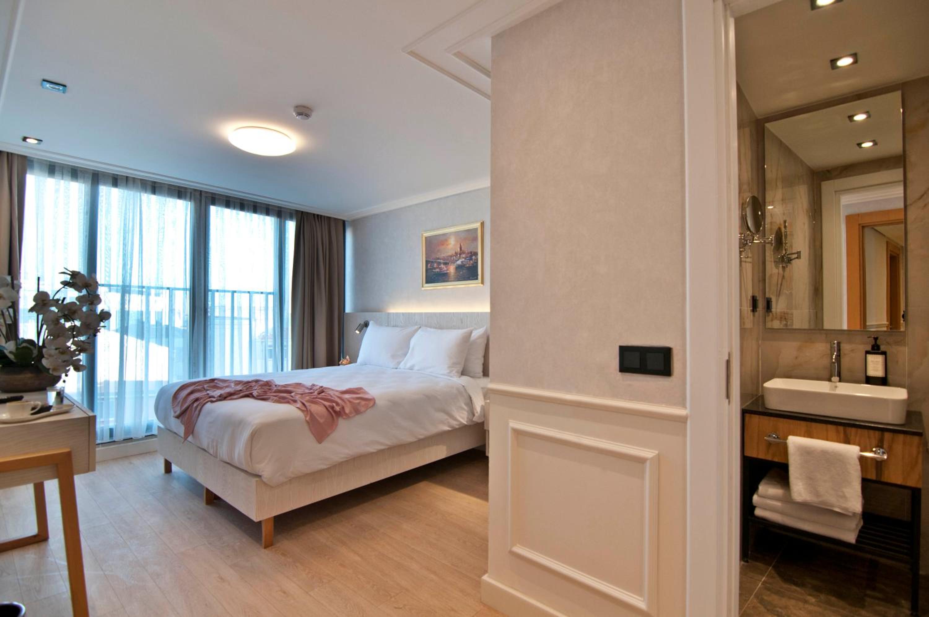 Deluxe Double Room with Side Sea View photo 2