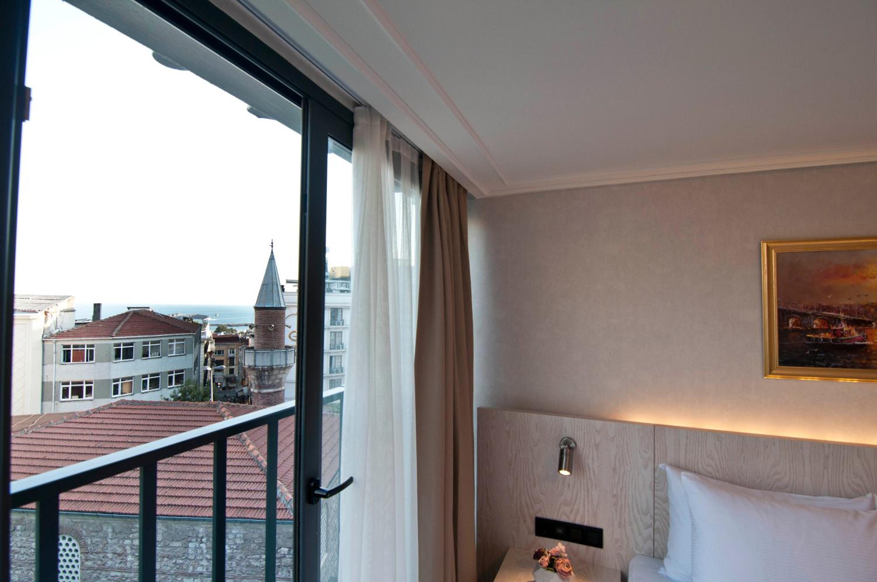 Deluxe Double Room with Side Sea View photo 3